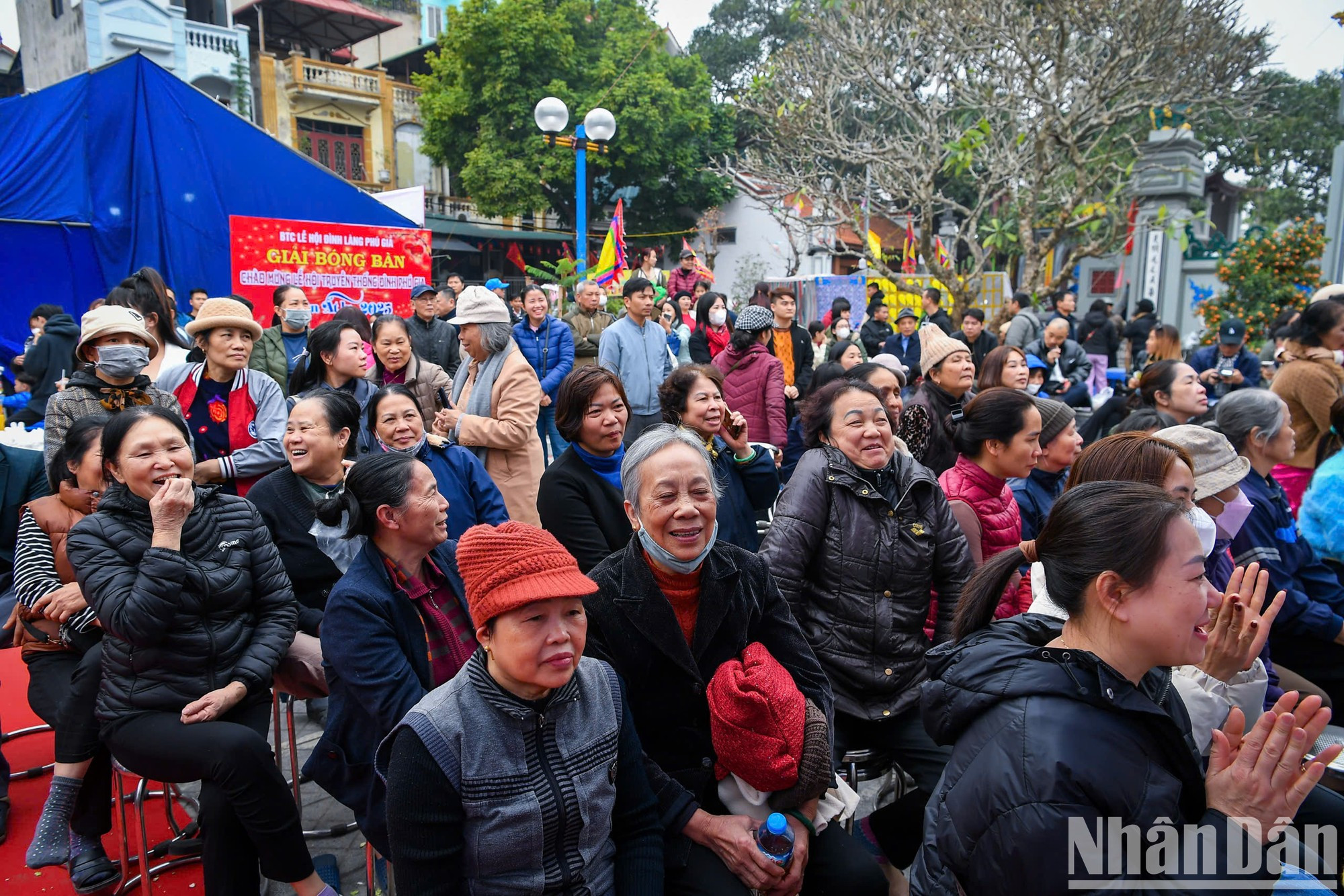 Numerosos habitantes locales participan en el festival. Numerosos habitantes locales participan en el festival.