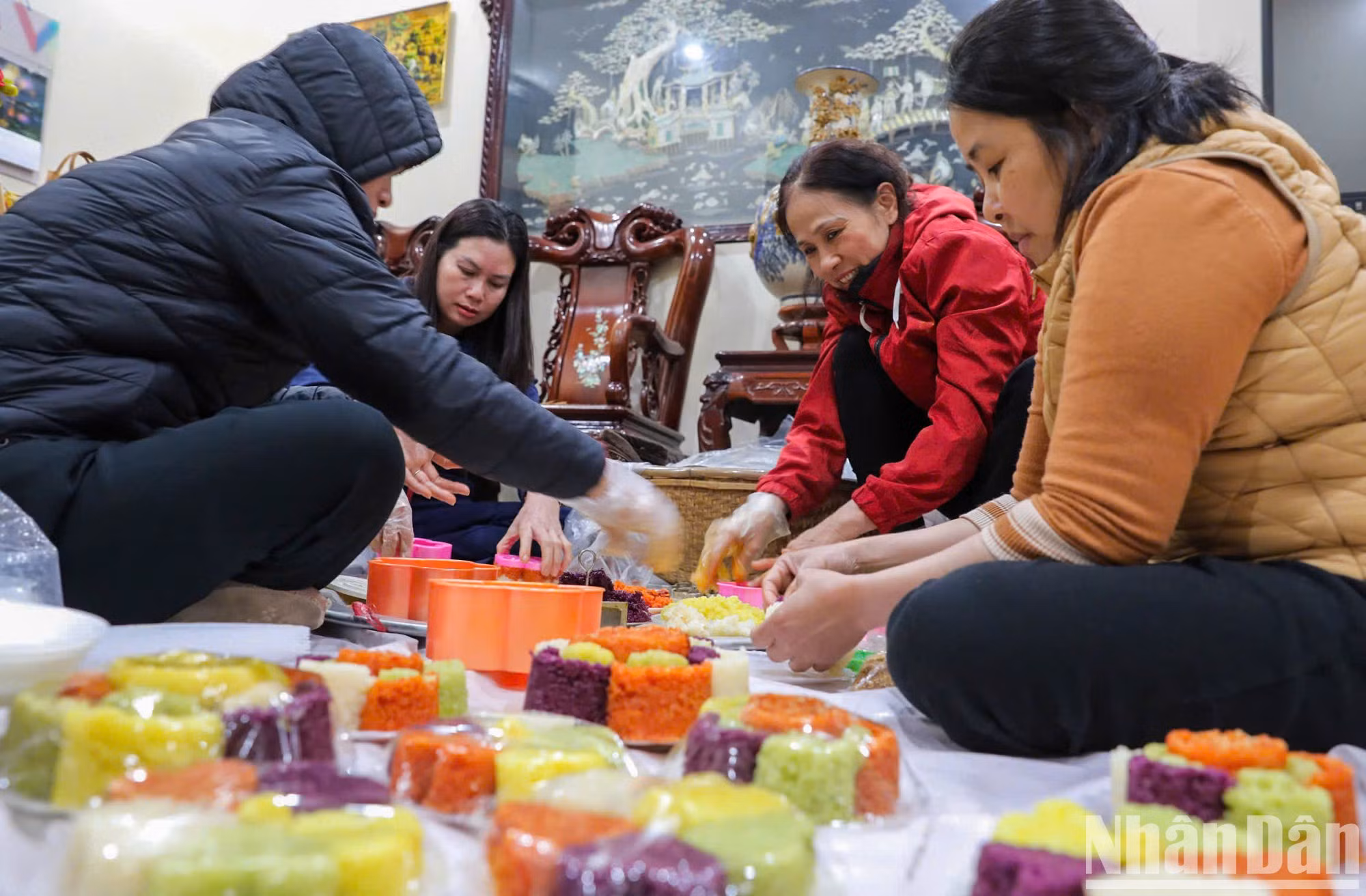 Después de cocinarlo, los aldeanos darán forma cuidadosamente al arroz glutinoso al vapor. Este proceso requiere de manos hábiles, así como meticulosidad y paciencia.
