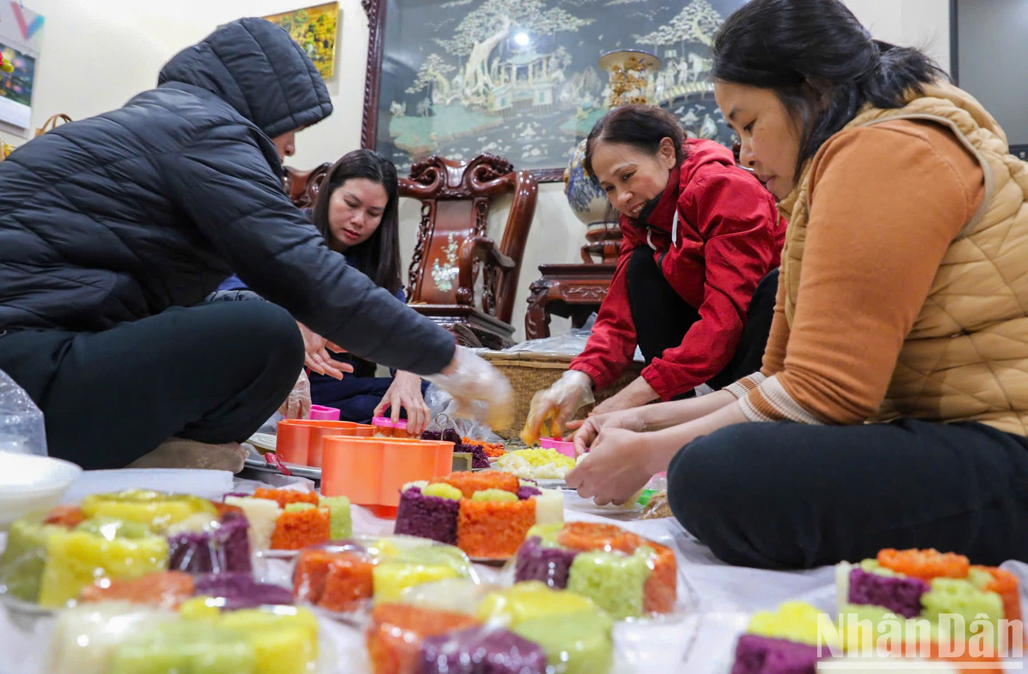 Después de cocinarlo, los aldeanos darán forma cuidadosamente al arroz glutinoso al vapor. Este proceso requiere de manos hábiles, así como meticulosidad y paciencia. Después de cocinarlo, los aldeanos darán forma cuidadosamente al arroz glutinoso al vapor. Este proceso requiere de manos hábiles, así como meticulosidad y paciencia.