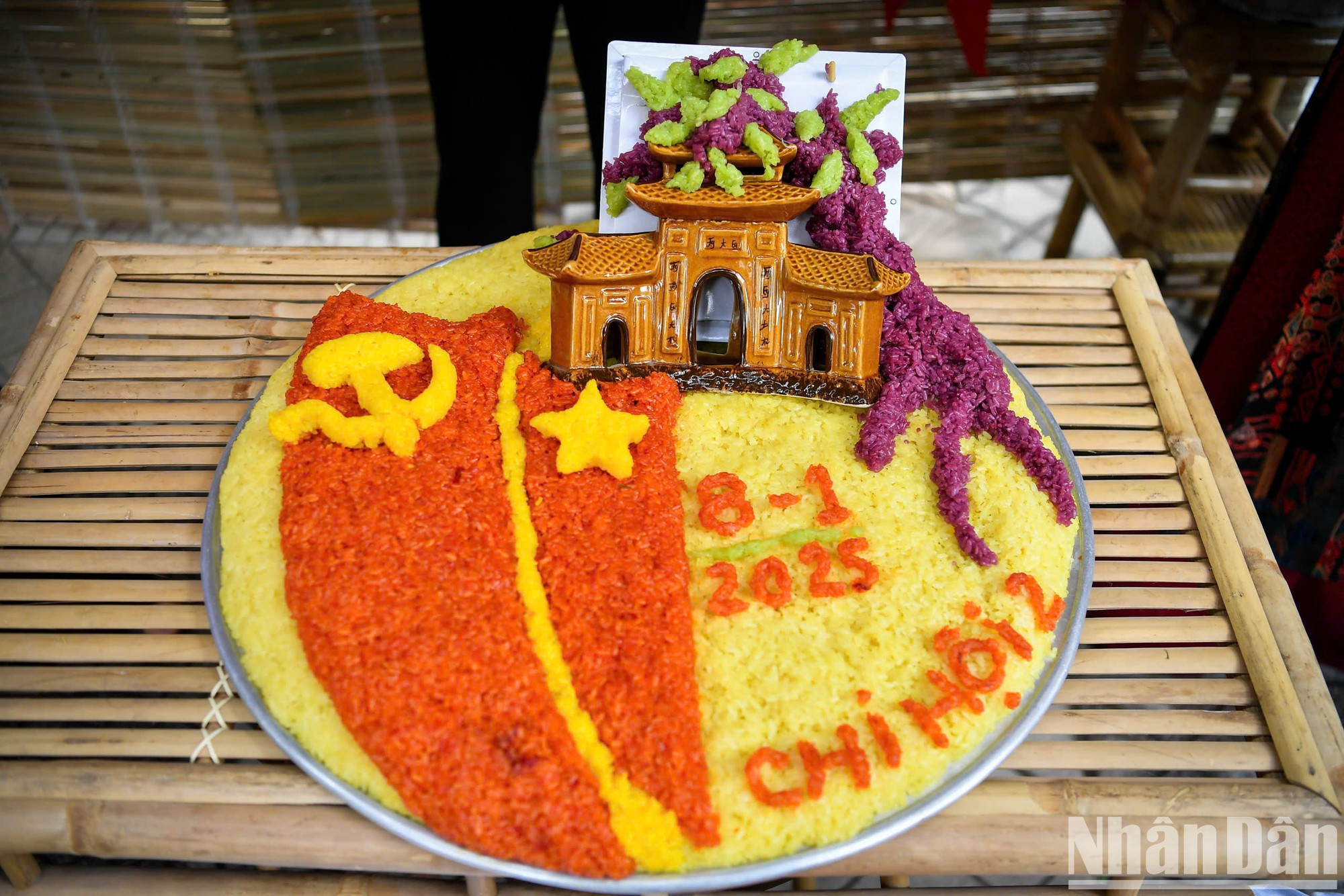 La obra recrea la antigua aldea de Phu Thuong con el baniano, el techo de la casa comunal y el río Rojo del grupo 2. La obra recrea la antigua aldea de Phu Thuong con el baniano, el techo de la casa comunal y el río Rojo del grupo 2.