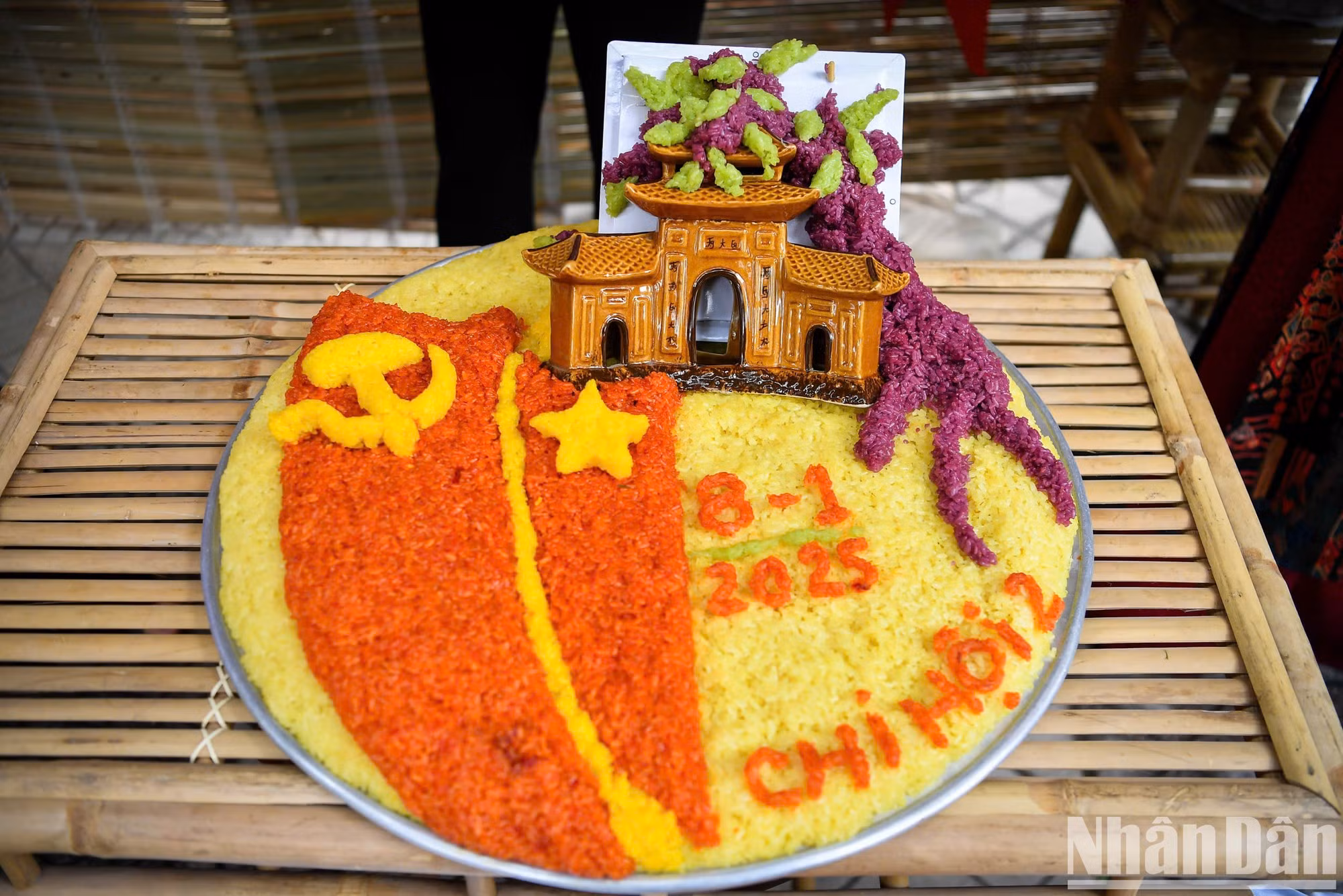 La obra recrea la antigua aldea de Phu Thuong con el baniano, el techo de la casa comunal y el río Rojo del grupo 2.