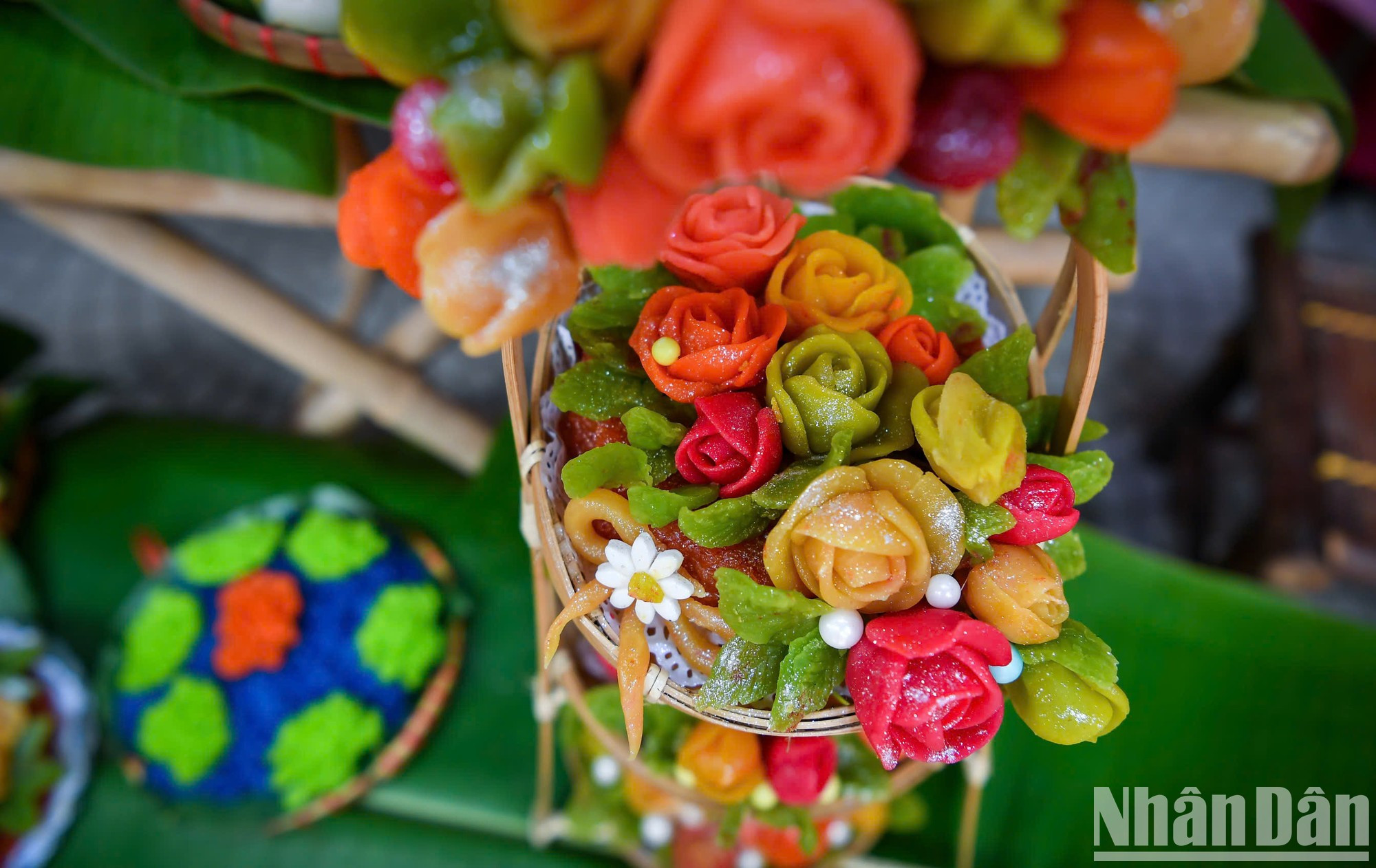 A primera vista, nadie diría que se trata de una cesta de flores hecha con arroz glutinoso y frijoles. A primera vista, nadie diría que se trata de una cesta de flores hecha con arroz glutinoso y frijoles.