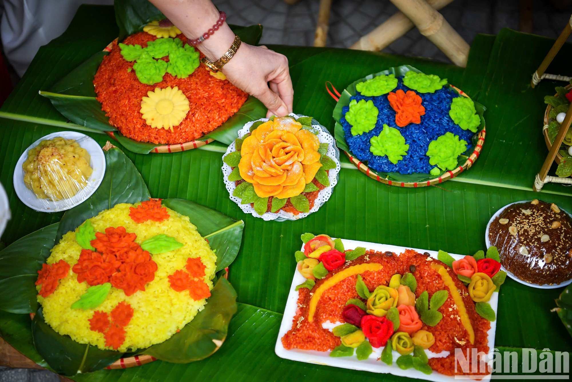 Bajo manos hábiles, a partir del xôi, un plato sencillo y familiar, se crean flores de colores... Bajo manos hábiles, a partir del xôi, un plato sencillo y familiar, se crean flores de colores...