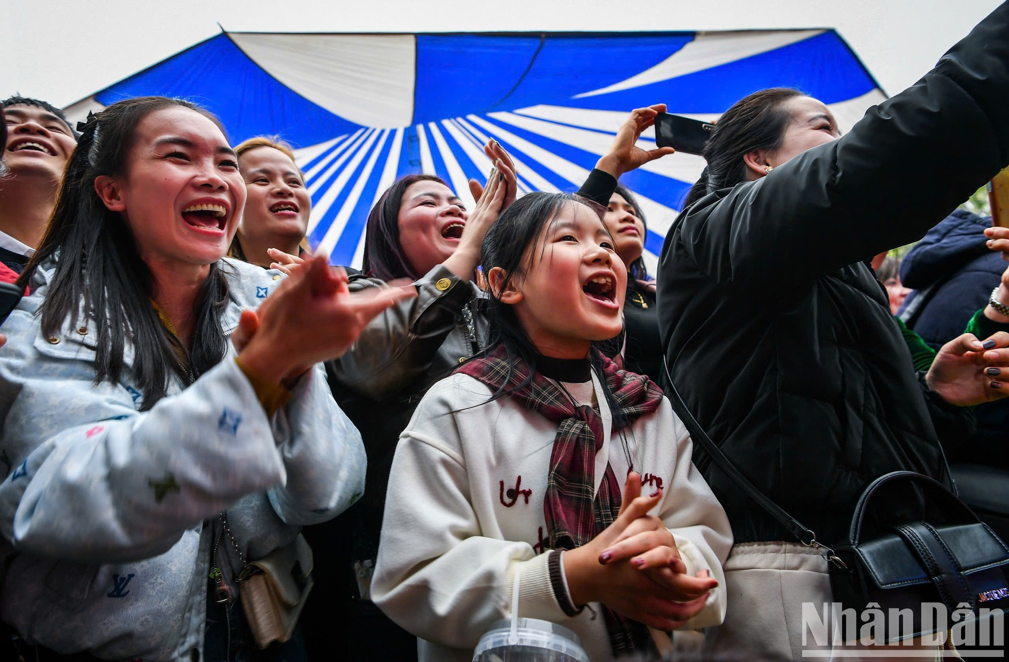 La emoción del público al presenciar la competición. La emoción del público al presenciar la competición.
