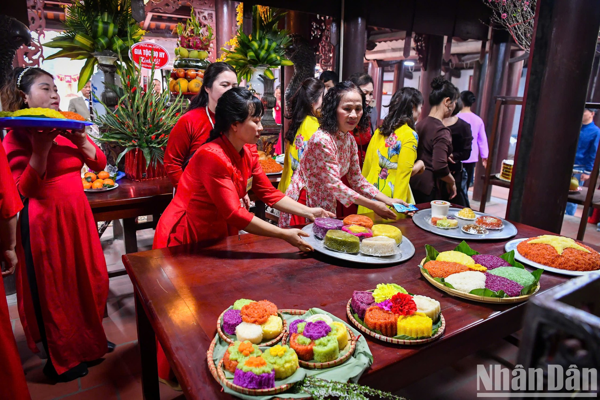 Las banderas del “xôi” son portadoras de los sentimientos de los aldeanos de Phu Thuong. Las banderas del “xôi” son portadoras de los sentimientos de los aldeanos de Phu Thuong.