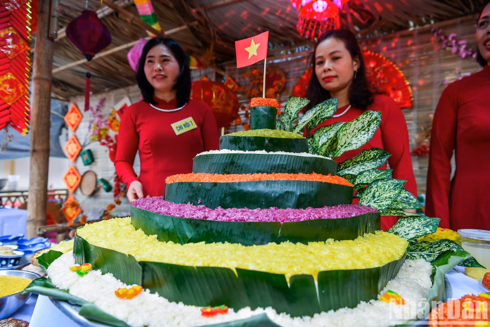 El grupo 7 trae al festival una bandeja gigante de “xôi” con forma de campos en terrazas. Según los artesanos, la obra también simboliza el asta de la bandera de Lung Cu, un símbolo sagrado de la Patria.