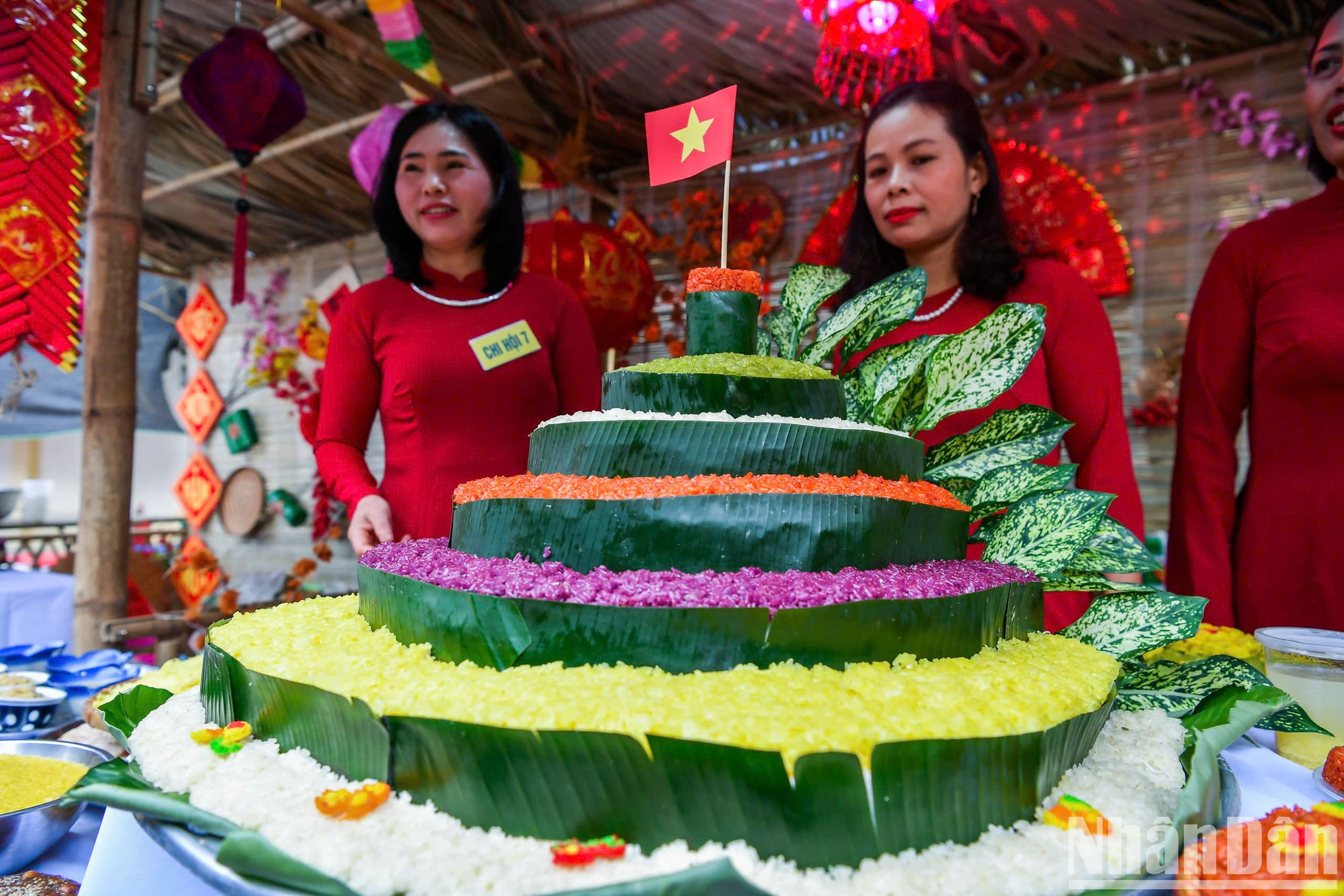 El grupo 7 trae al festival una bandeja gigante de “xôi” con forma de campos en terrazas. Según los artesanos, la obra también simboliza el asta de la bandera de Lung Cu, un símbolo sagrado de la Patria. El grupo 7 trae al festival una bandeja gigante de “xôi” con forma de campos en terrazas. Según los artesanos, la obra también simboliza el asta de la bandera de Lung Cu, un símbolo sagrado de la Patria.