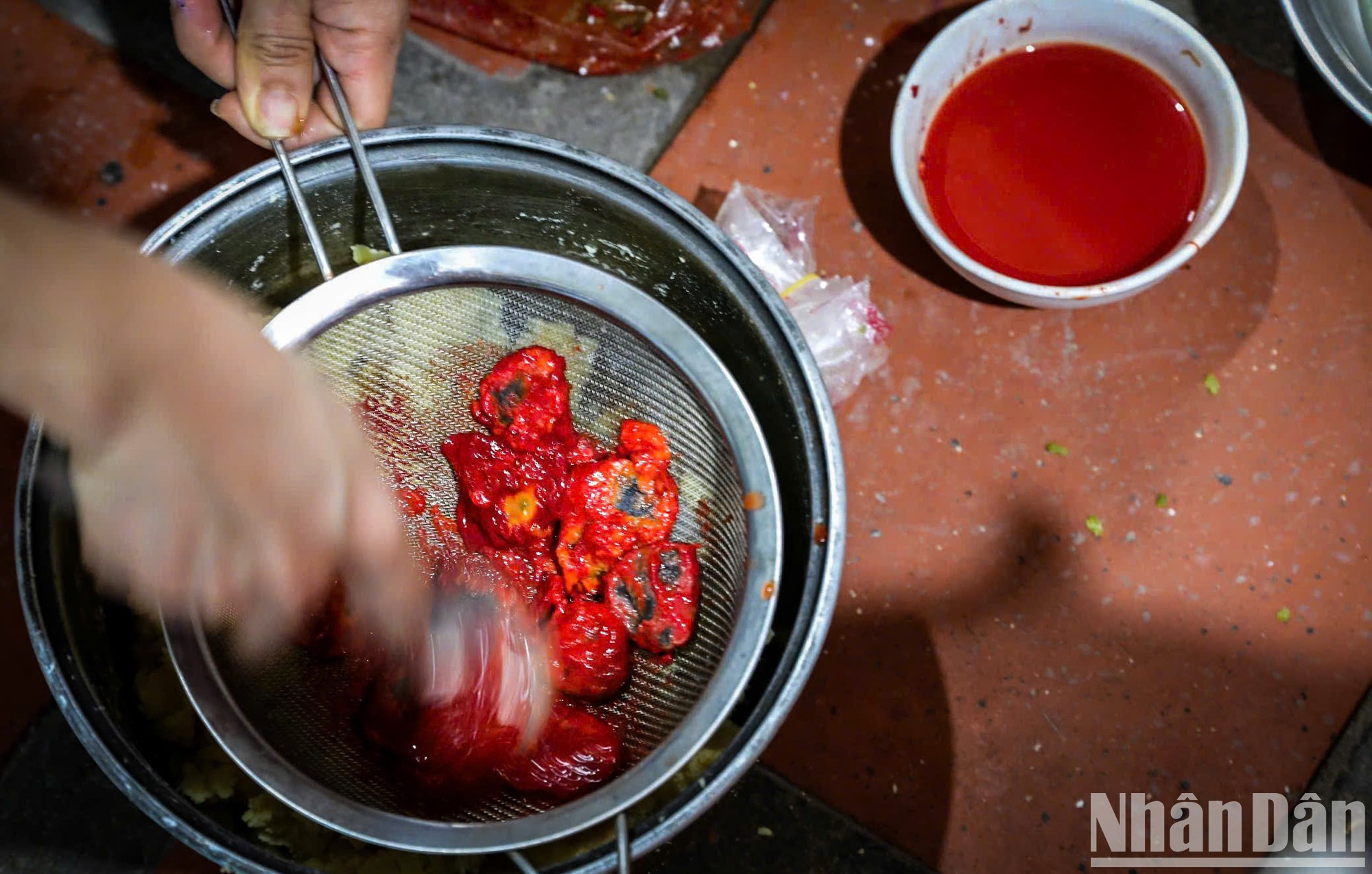 El color rojo del arroz glutinoso proviene de la fruta madura de gac (Momordica cochinchinensis)... El color rojo del arroz glutinoso proviene de la fruta madura de gac (Momordica cochinchinensis)...