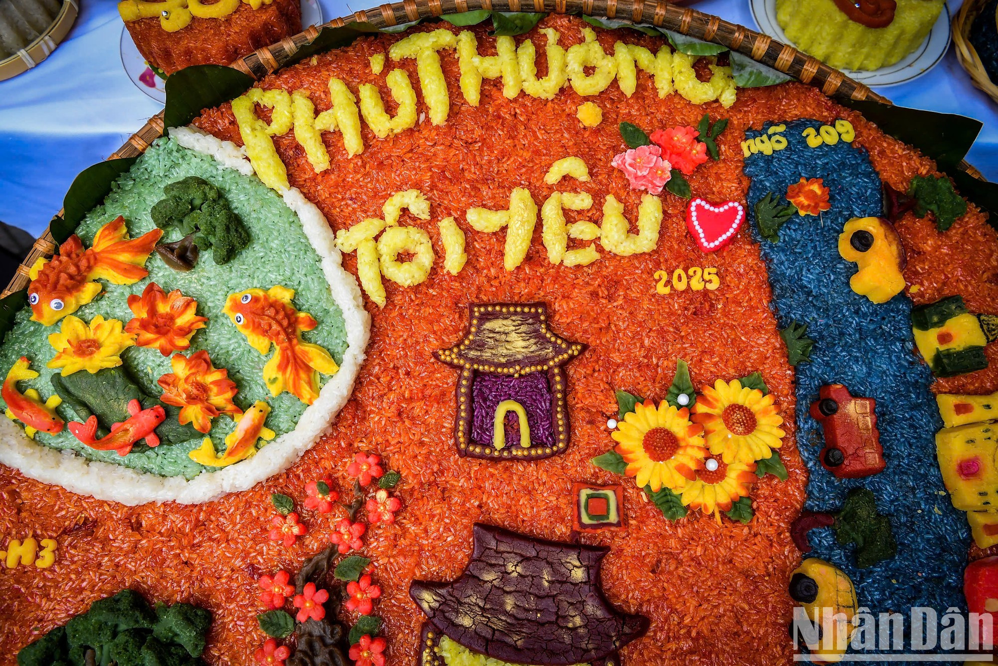 El "Xôi" también se convierte en un mapa en miniatura de la antigua aldea Ga, en el río Nhi Ha. El "Xôi" también se convierte en un mapa en miniatura de la antigua aldea Ga, en el río Nhi Ha.