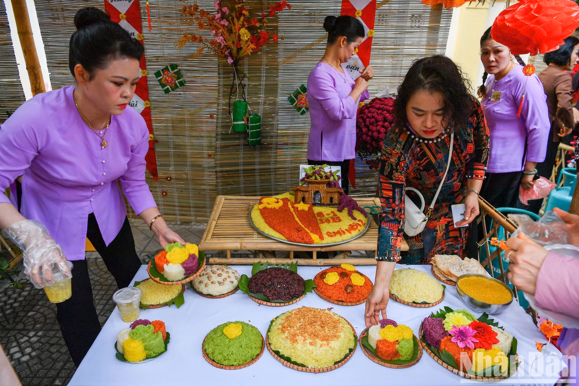 A la tarde ya se exhiben las banderas coloridas del “xôi”, listas para el festival.