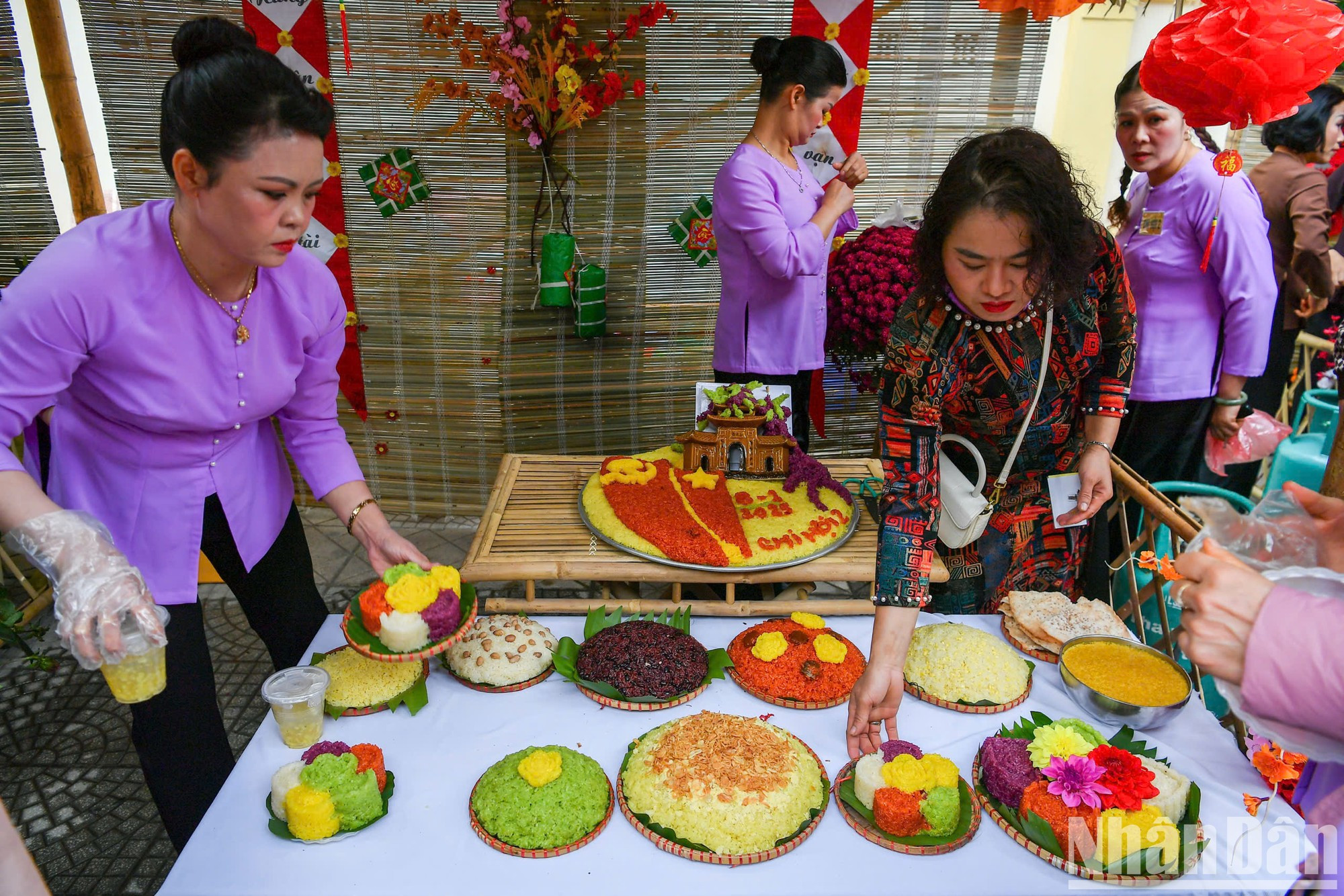 A la tarde ya se exhiben las banderas coloridas del “xôi”, listas para el festival. A la tarde ya se exhiben las banderas coloridas del “xôi”, listas para el festival.