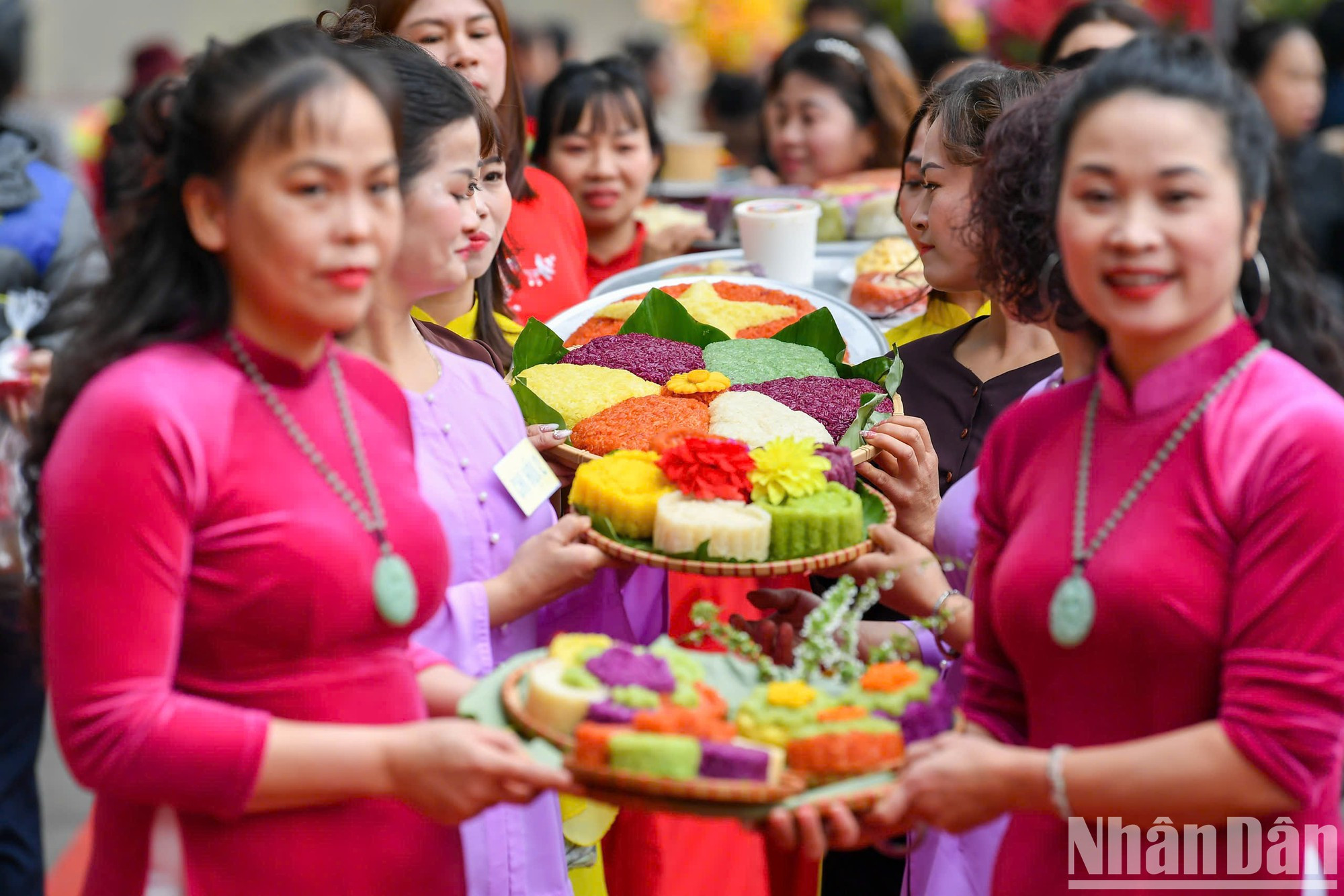 Además, cada grupo ofrece una bandeja de arroz glutinoso al dios tutelar de la aldea para mostrar su respeto. Además, cada grupo ofrece una bandeja de arroz glutinoso al dios tutelar de la aldea para mostrar su respeto.