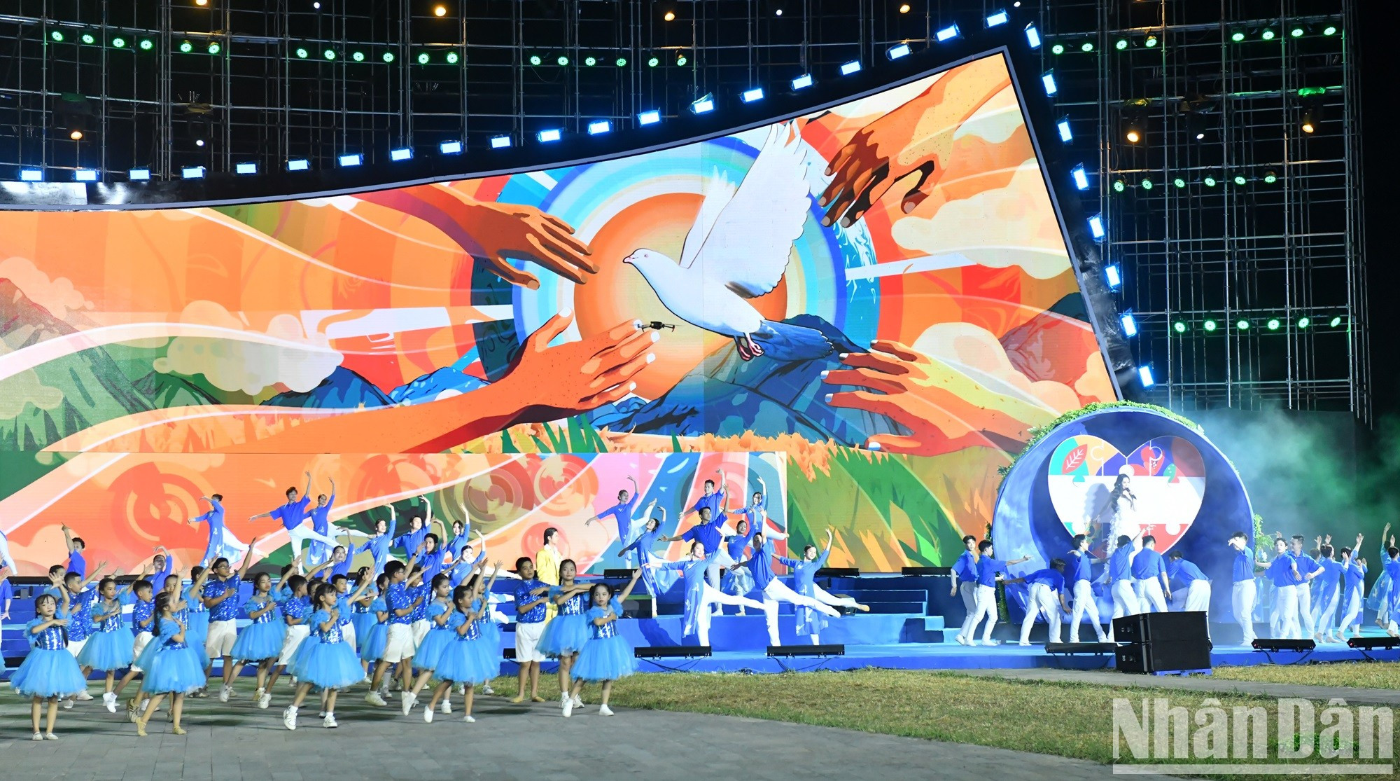 El Festival fue organizado por la provincia de Quang Tri en coordinación con los ministerios de Cultura, Deportes y Turismo y de Relaciones Exteriores, con motivo del 70 aniversario de la firma de los Acuerdos de Ginebra que pusieron fin a la guerra en Vietnam, el 77 aniversario de los soldados caídos y heridos, y hacia el 50 aniversario de la liberación del Sur y la reunificación nacional, que se celebrará en 2025. El Festival fue organizado por la provincia de Quang Tri en coordinación con los ministerios de Cultura, Deportes y Turismo y de Relaciones Exteriores, con motivo del 70 aniversario de la firma de los Acuerdos de Ginebra que pusieron fin a la guerra en Vietnam, el 77 aniversario de los soldados caídos y heridos, y hacia el 50 aniversario de la liberación del Sur y la reunificación nacional, que se celebrará en 2025.