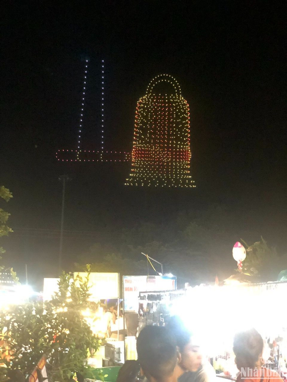 El tañido de las nueve campanas representa la unidad de todas las personas, independientemente de su etnia, religión o clase, en la búsqueda de la paz, la igualdad y la construcción de un mundo con paz eterna. El tañido de las nueve campanas representa la unidad de todas las personas, independientemente de su etnia, religión o clase, en la búsqueda de la paz, la igualdad y la construcción de un mundo con paz eterna.