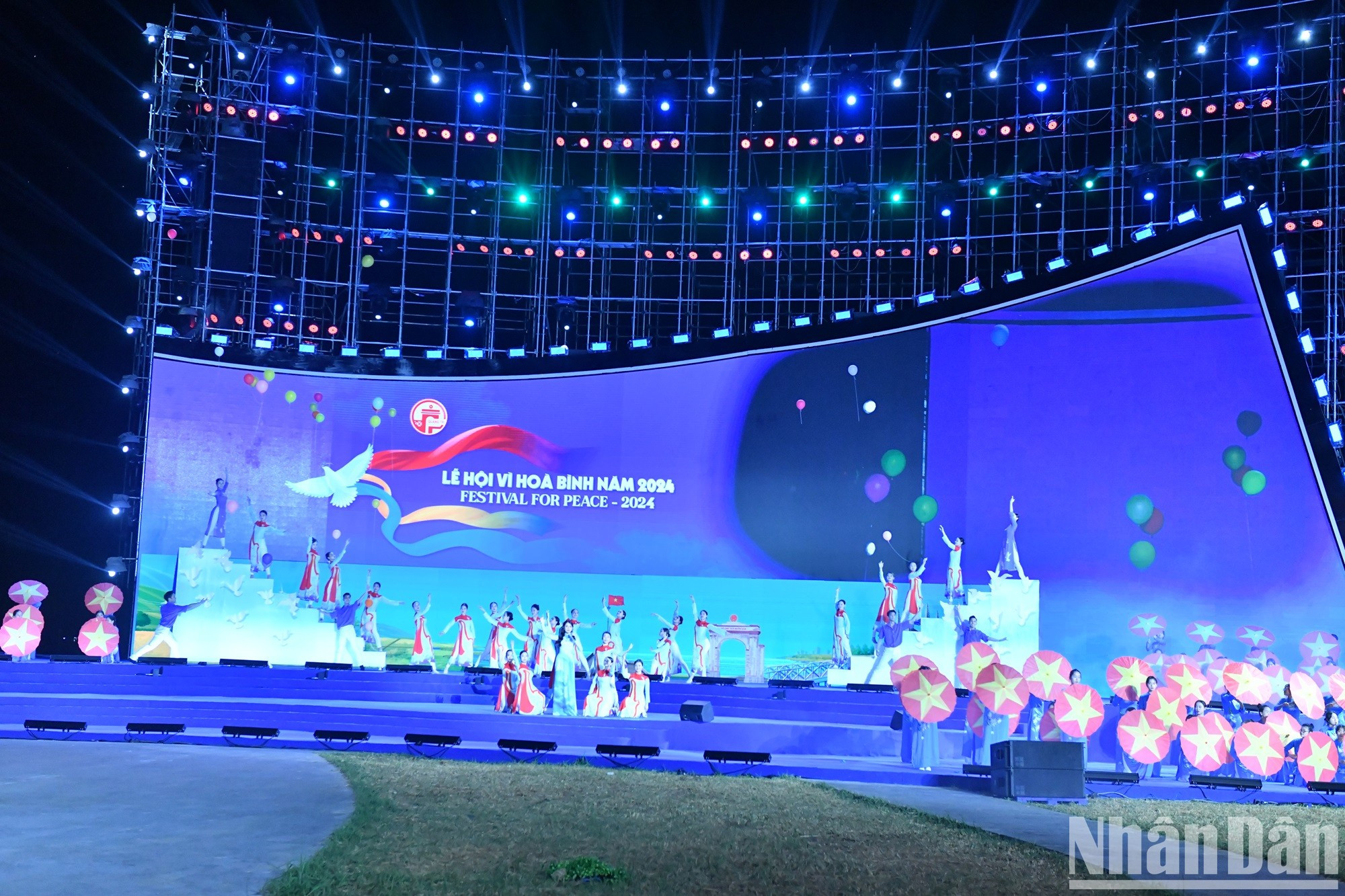 El cantante Nguyen Duyen Quynh y el grupo de danza HT interpretan la canción "Continuar la historia de la paz". Se trata de un homenaje a las generaciones anteriores y de una expresión del permanente deseo de paz de la nación. El cantante Nguyen Duyen Quynh y el grupo de danza HT interpretan la canción "Continuar la historia de la paz". Se trata de un homenaje a las generaciones anteriores y de una expresión del permanente deseo de paz de la nación.