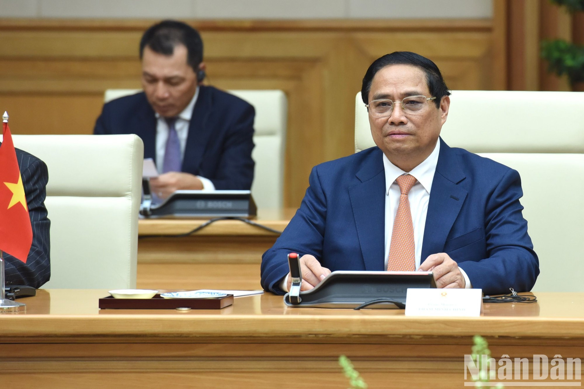 Minh Chinh habla en la cita. Minh Chinh habla en la cita.