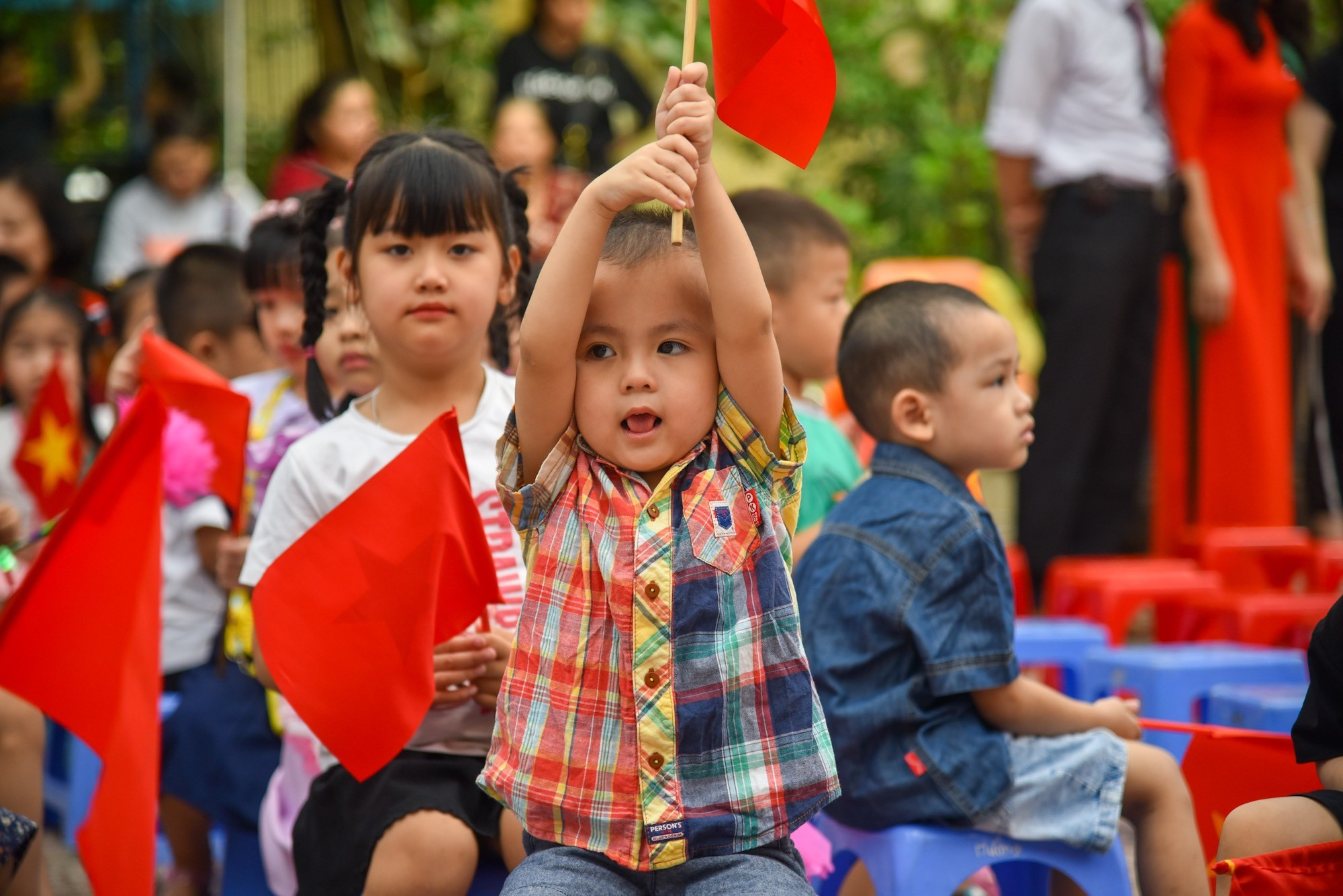 "También llevo una bandera roja con una estrella amarilla en el primer día de clases". "También llevo una bandera roja con una estrella amarilla en el primer día de clases".