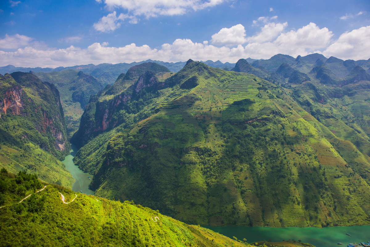 Cerca del paso de Ma Pi Leng, a una altitud de mil 700 metros, hay un camino escarpado llamado acantilado blanco de cerca de cuatro kilómetros de largo. Cerca del paso de Ma Pi Leng, a una altitud de mil 700 metros, hay un camino escarpado llamado acantilado blanco de cerca de cuatro kilómetros de largo.
