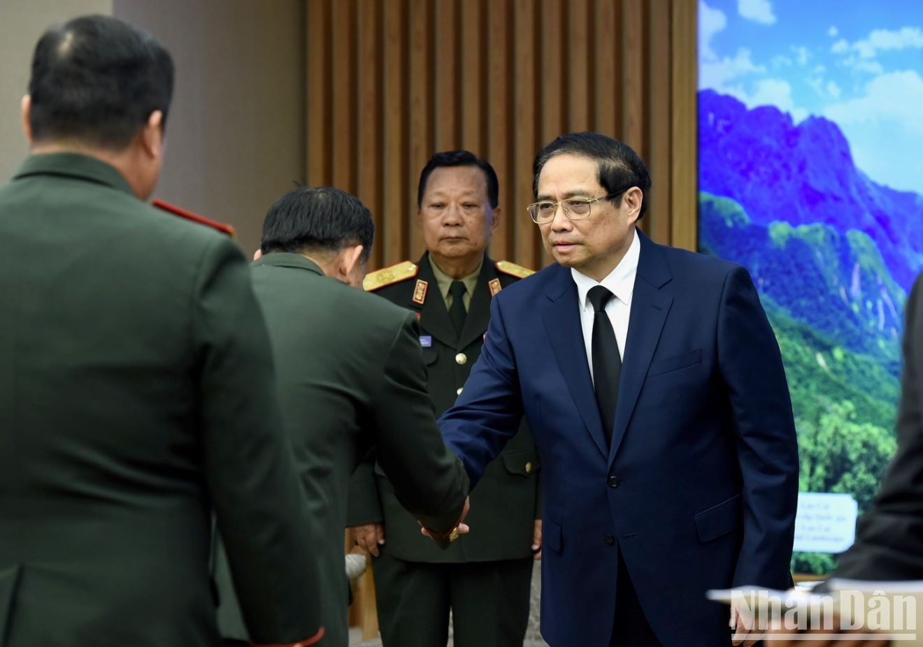 El primer ministro vietnamita, Pham Minh Chinh, da la bienvenida a los delegados laosianos. El primer ministro vietnamita, Pham Minh Chinh, da la bienvenida a los delegados laosianos.