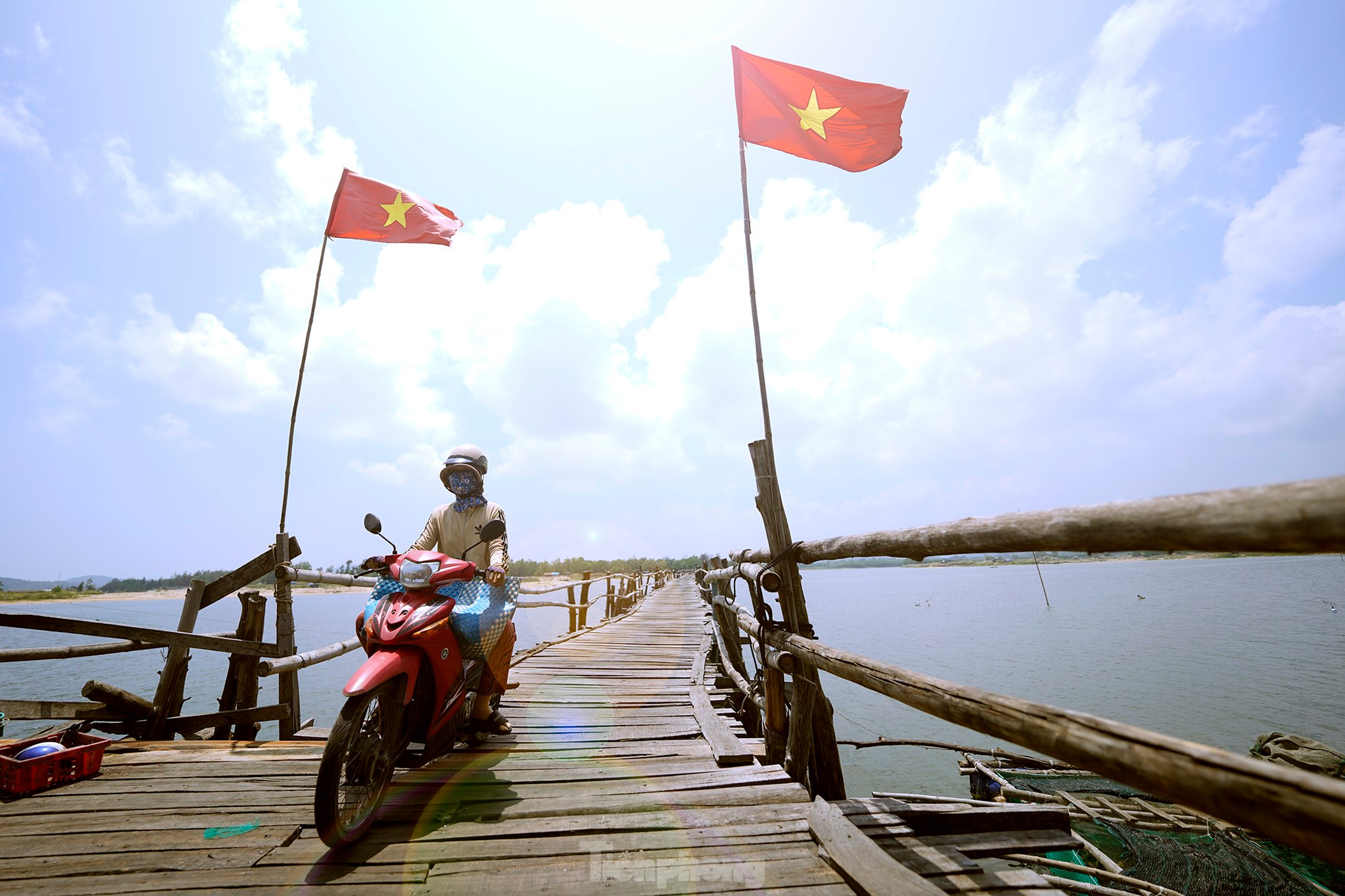 El puente de madera conecta el norte de la comuna de An Ninh Tay con la ciudad de Song Cau, famosa por sus muchas atracciones turísticas.
