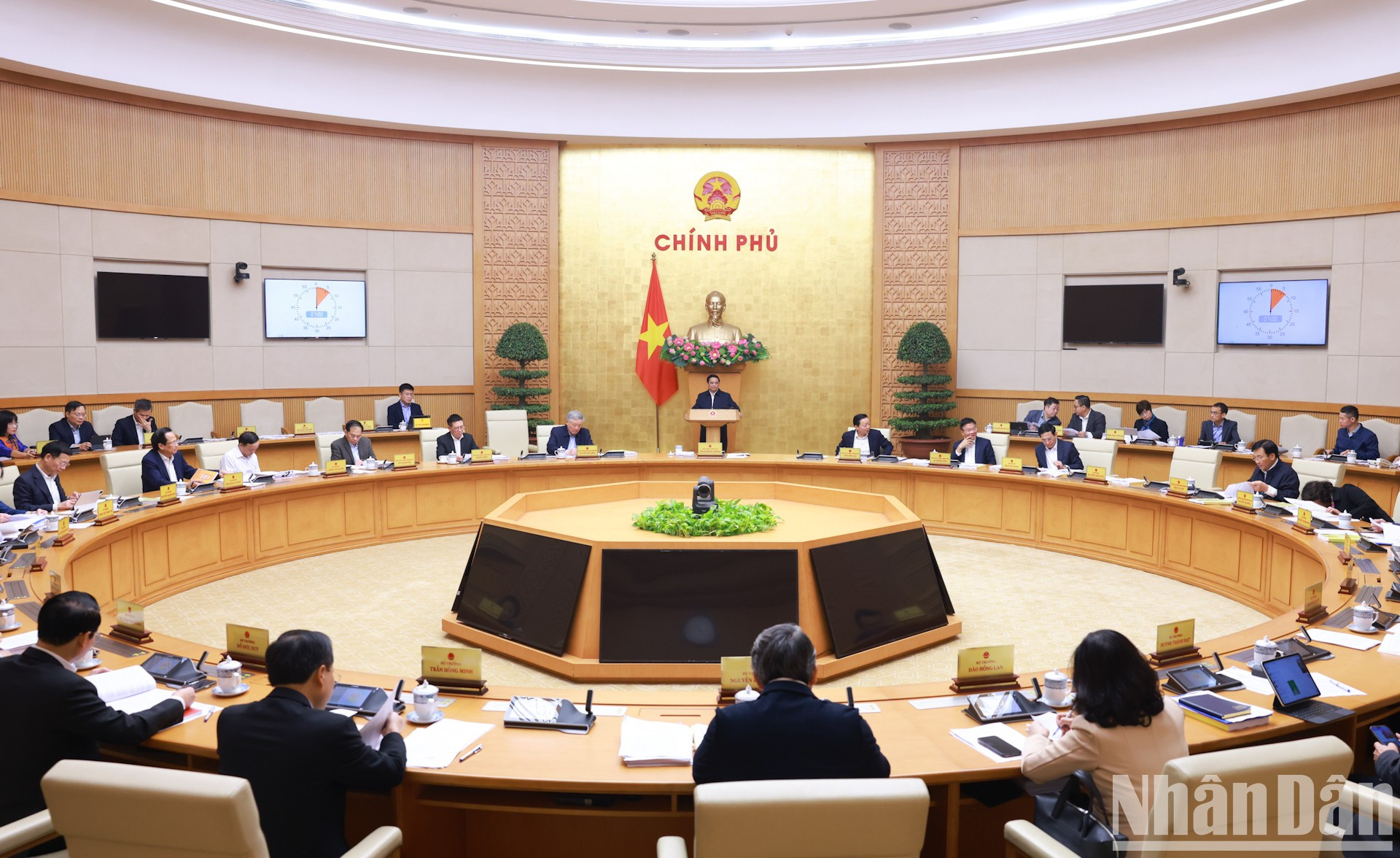 El primer ministro vietnamita, Pham Minh Chinh, preside la reunión.