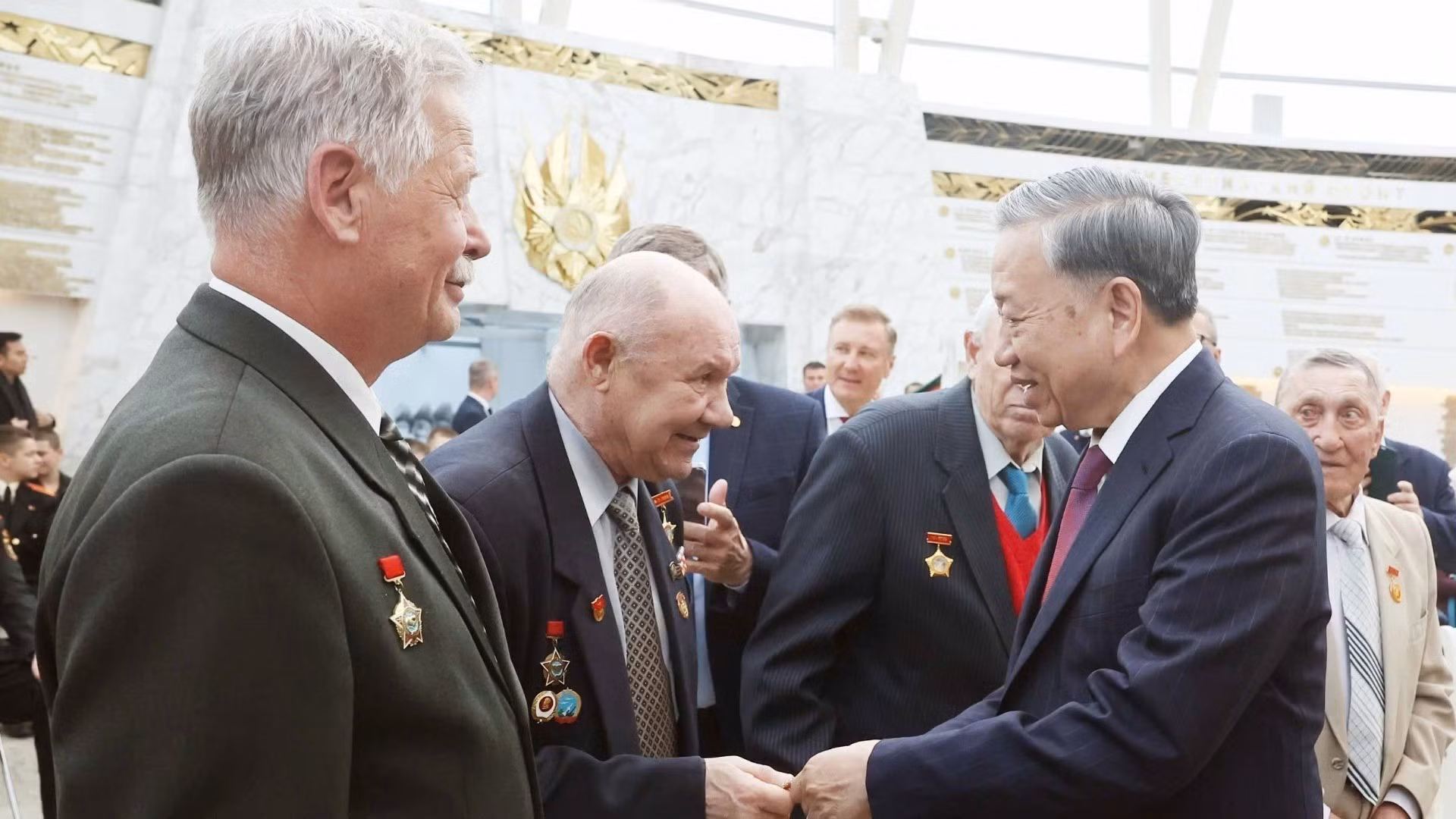 El secretario general del Partido Comunista de Vietnam, To Lam, entrega regalos a los veteranos bielorrusos que hicieron contribuciones destacadas a la nación. (Foto: Thong Nhat/VNA)