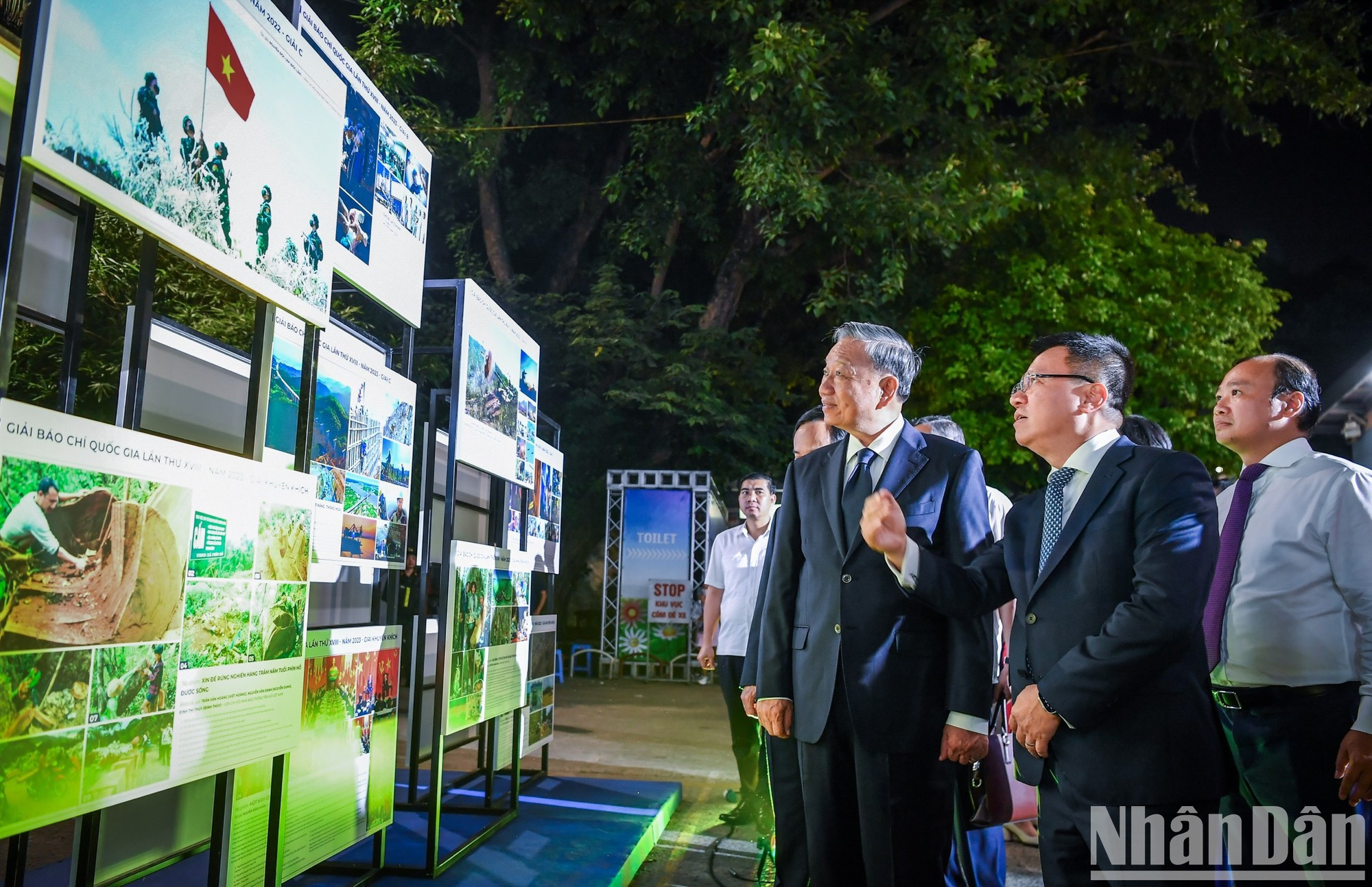 El presidente y otros dirigentes del Partido y del Estado visitan la exposición de mejores obras periodísticas seleccionadas para los premios de este año.