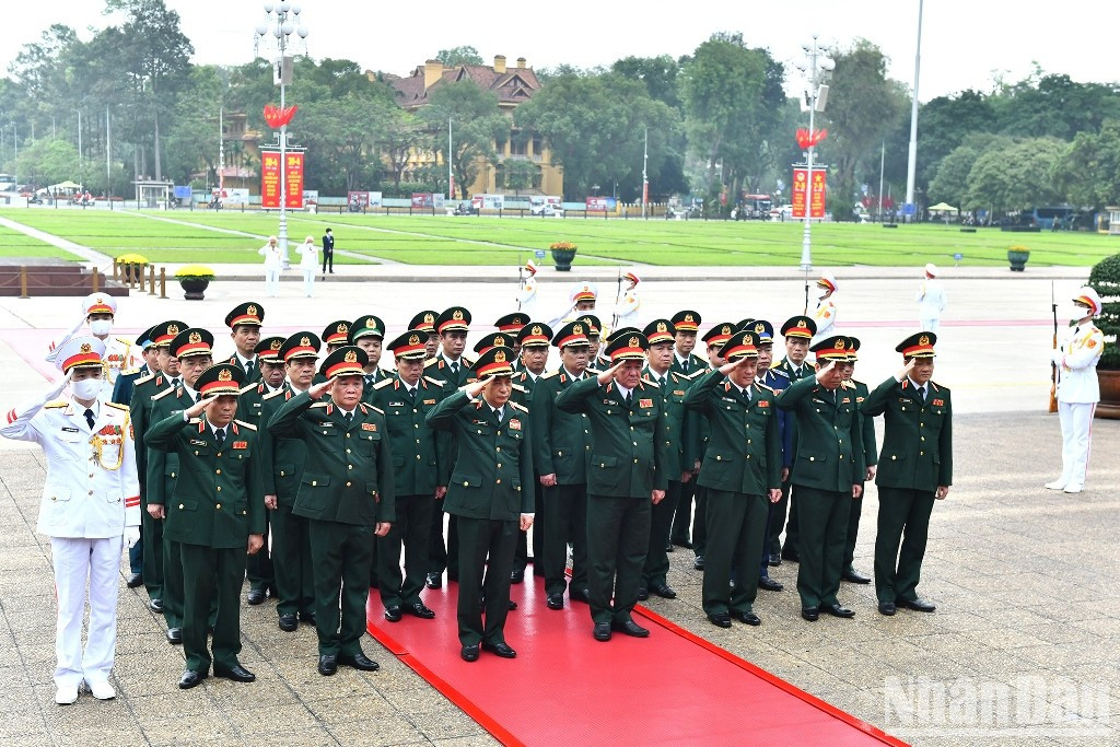 Delegados de la Comisión Militar Central y del Ministerio de Defensa rinden homenaje al Presidente Ho Chi Minh.