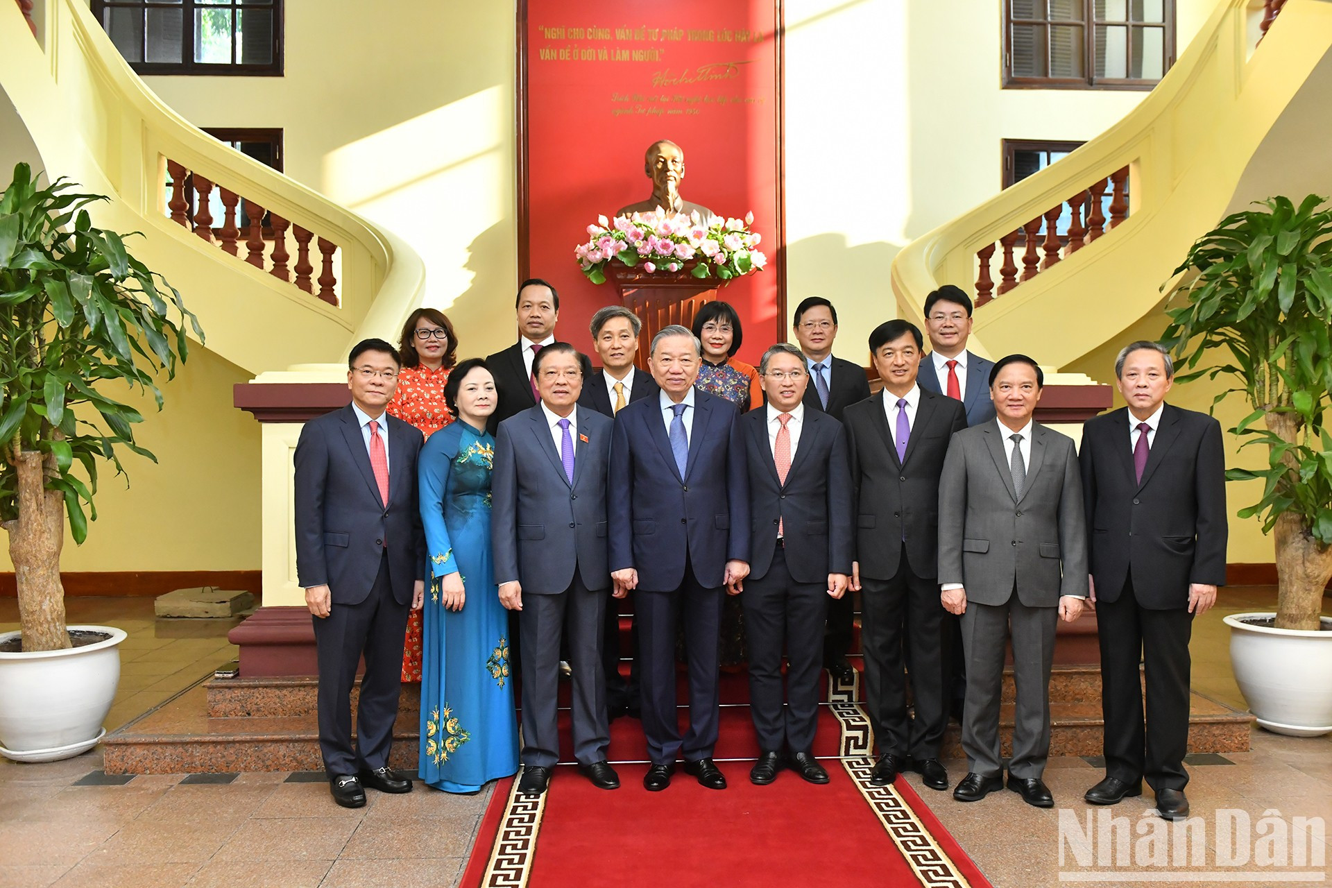 El secretario general del PCV, To Lam, los delegados y representantes del Comité del Partido del Ministerio de Justicia.