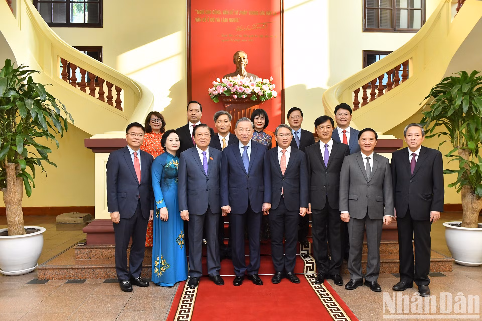 El secretario general del PCV, To Lam, los delegados y representantes del Comité del Partido del Ministerio de Justicia.