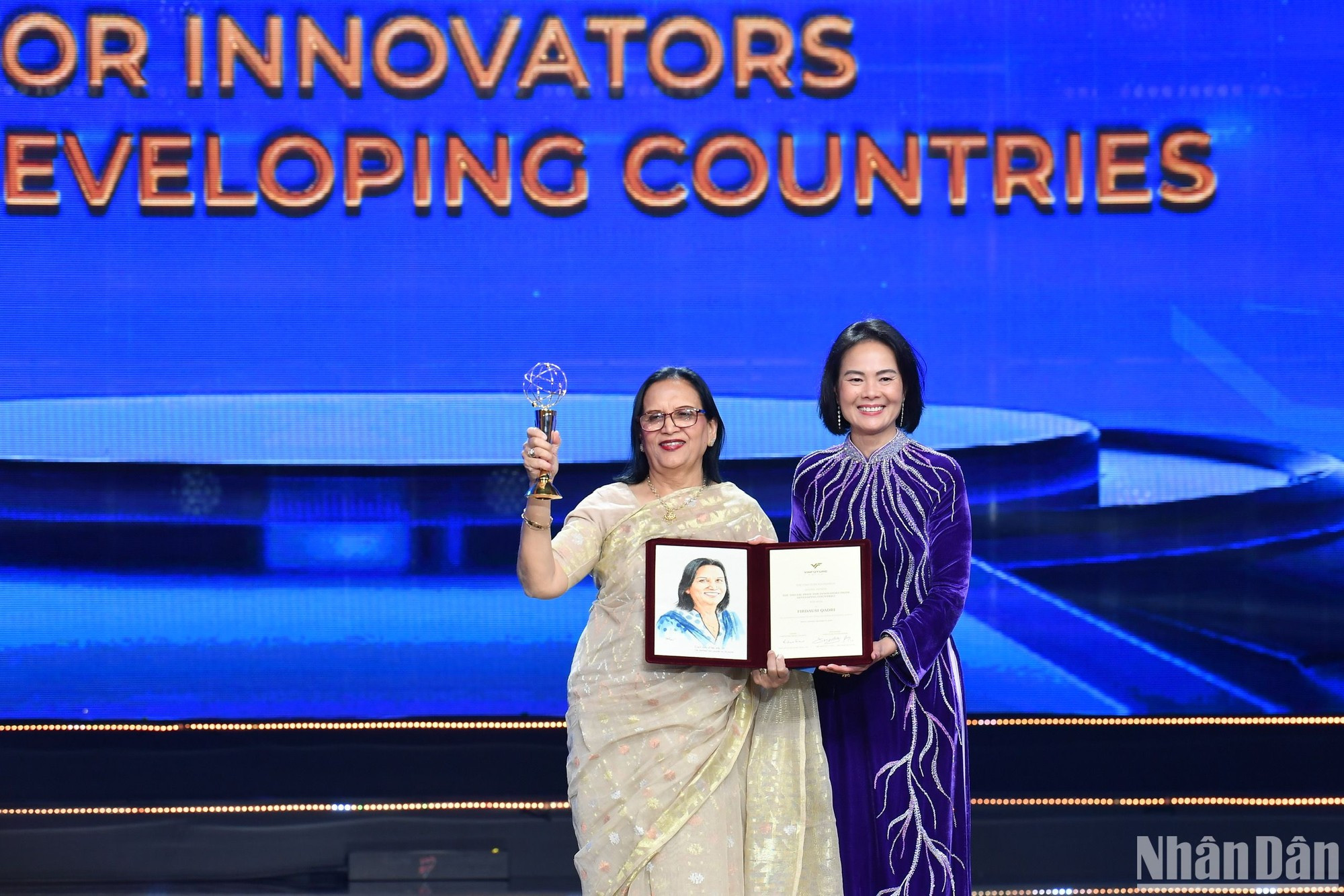 La profesora Nguyen Thuc Quyen, presidenta del Consejo Preliminar de VinFuture, entrega el trofeo y el certificado al ganador del Premio Especial para científicos de países en desarrollo, Firdausi Qadri, por el proyecto «Innovación y mejora de las formas de vacuna para la profilaxis oral del cólera en los países en desarrollo».