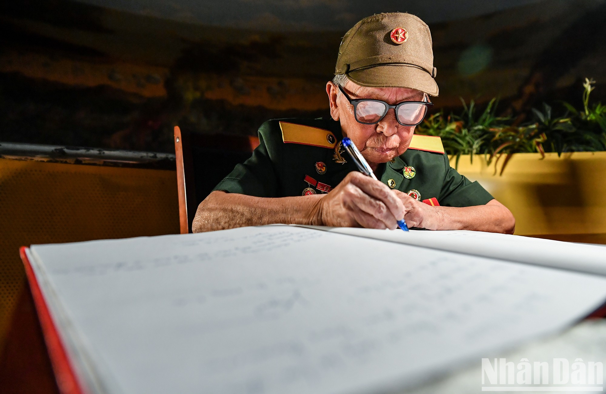 Los veteranos dejan constancia de su admiración por el cuadro en el libro de visitas. Los veteranos dejan constancia de su admiración por el cuadro en el libro de visitas.