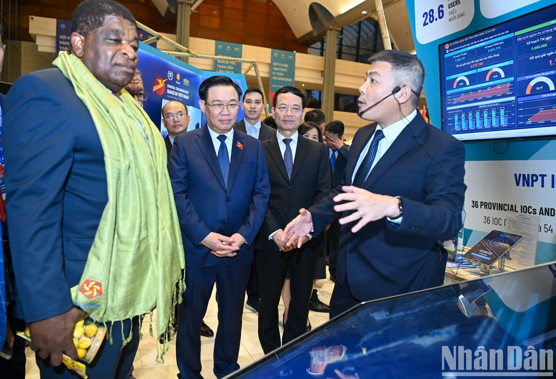 El grupo de Correos y Telecomunicaciones de Vietnam presenta sus productos tecnológicos. El grupo de Correos y Telecomunicaciones de Vietnam presenta sus productos tecnológicos.