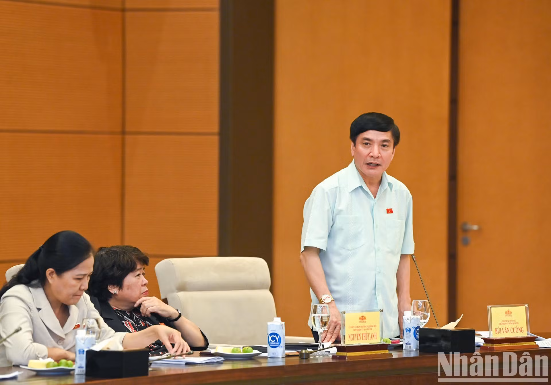 El secretario general y jefe de la Oficina de la Asamblea Nacional, Bui Van Cuong, interviene en el evento.