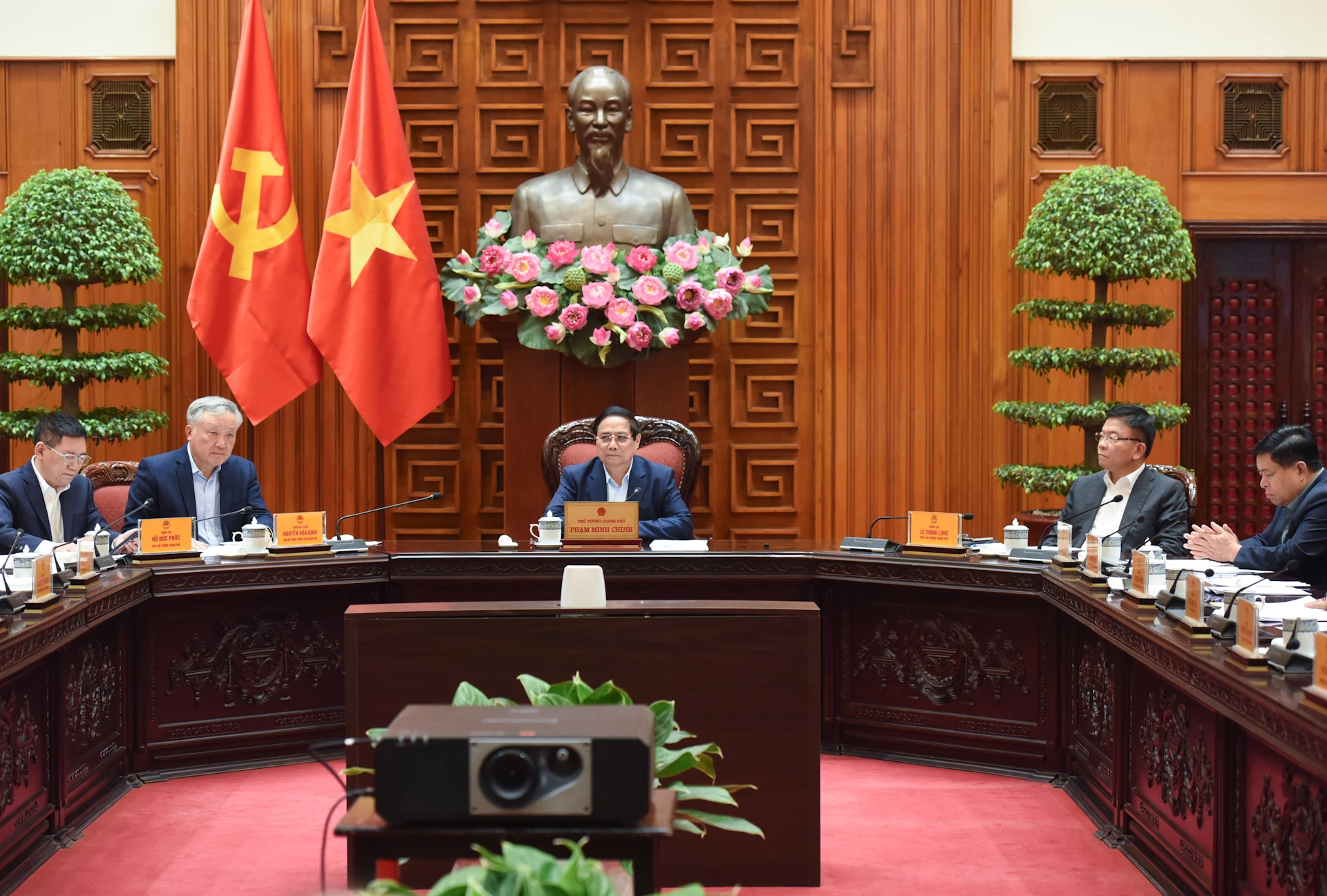 [Foto] Premier vietnamita preside reunión sobre imposición de aranceles recíprocos de Estados Unidos a productos vietnamitas