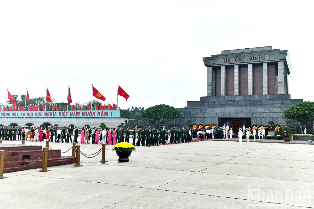 Ciudadanos y las fuerzas armadas rinden homenaje al líder de la Revolución vietnamita.