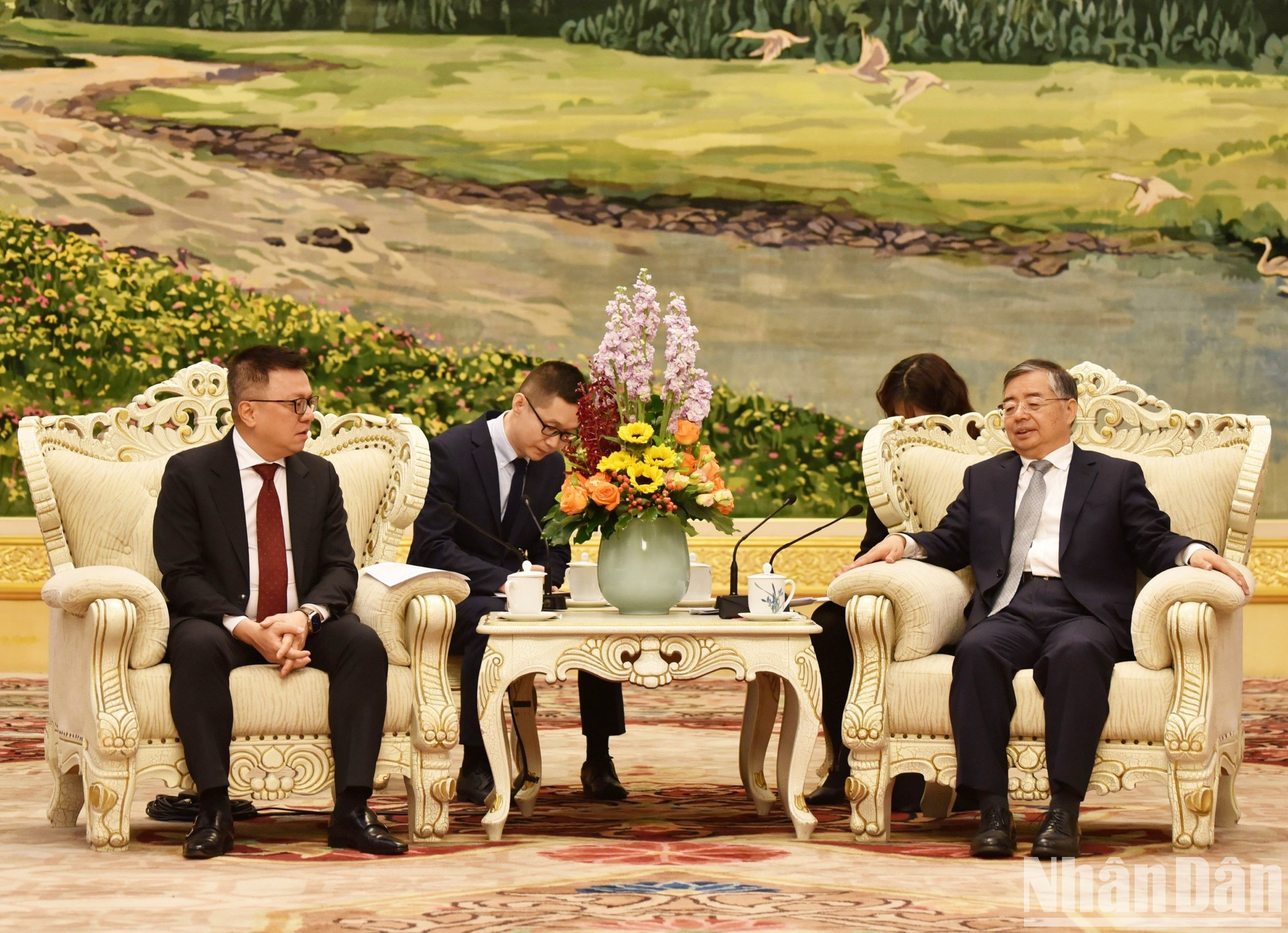 Li Shulei valora altamente la importancia de la visita de la delegación de Nhan Dan para intensificar aún más los intercambios y la cooperación entre los dos órganos centrales del Partido, y para contribuir al fortalecimiento de la amistad y el entendimiento mutuo entre los dos países.