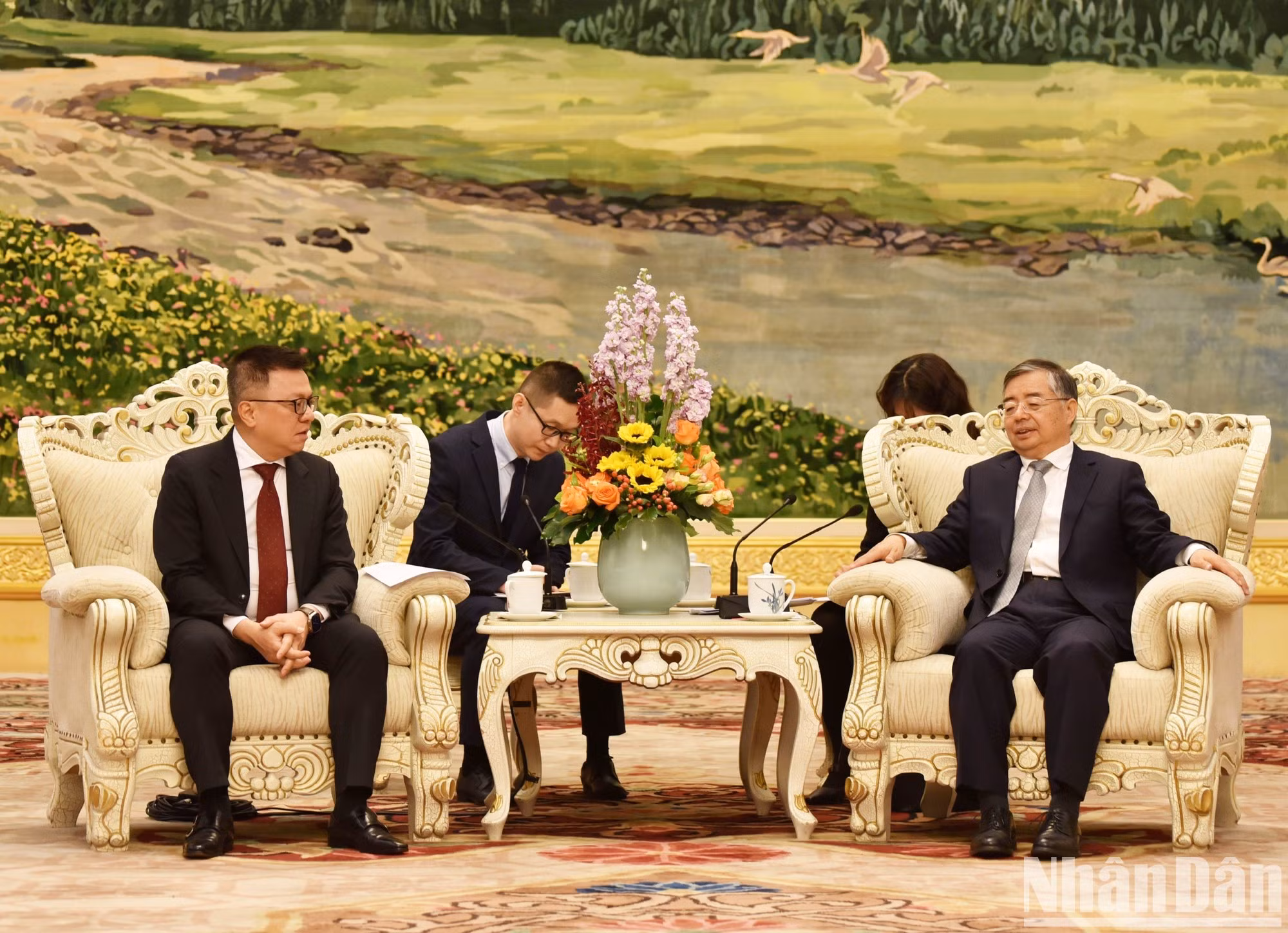 Li Shulei valora altamente la importancia de la visita de la delegación de Nhan Dan para intensificar aún más los intercambios y la cooperación entre los dos órganos centrales del Partido, y para contribuir al fortalecimiento de la amistad y el entendimiento mutuo entre los dos países.