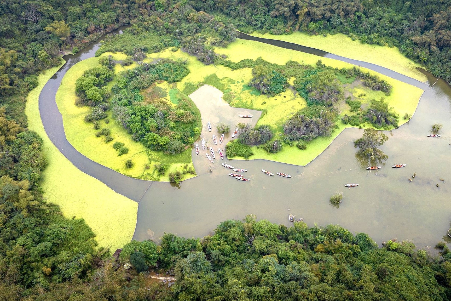 El parque de aves Thung Nham está situado en un valle rodeado de montañas. Abarca unas 18 hectáreas y para llegar los turistas tienen que ir en barco o transitar por muchos kilómetros por caminos forestales.