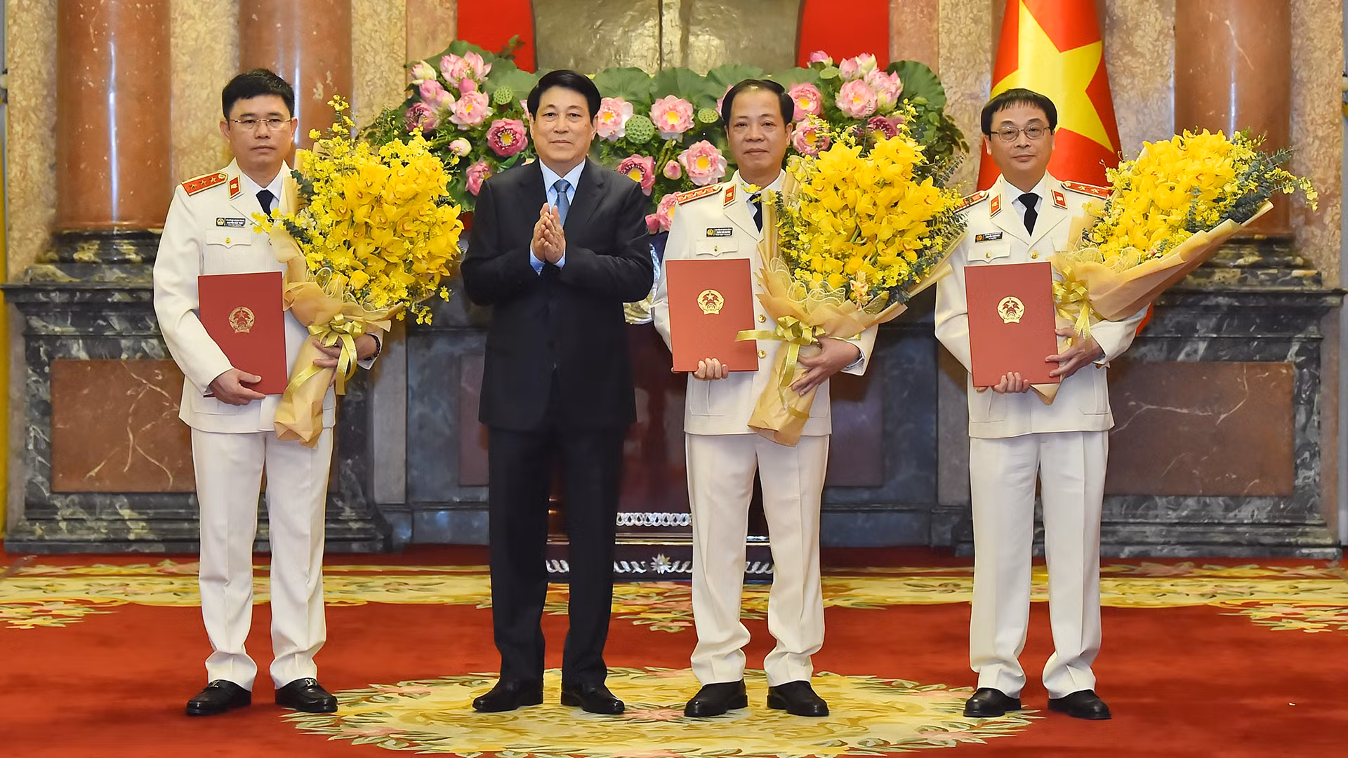 [Foto] Entrega decisión de nombramiento al vicepresidente de la Fiscalía Popular Suprema de Vietnam
