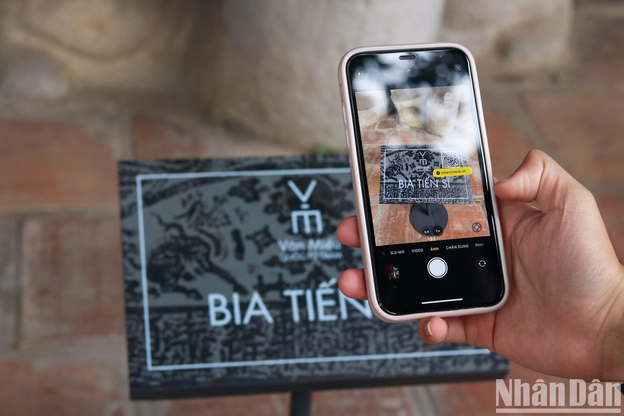 Los visitantes pueden escanear el código QR para obtener más información sobre las antiquísimas estelas. Los visitantes pueden escanear el código QR para obtener más información sobre las antiquísimas estelas.