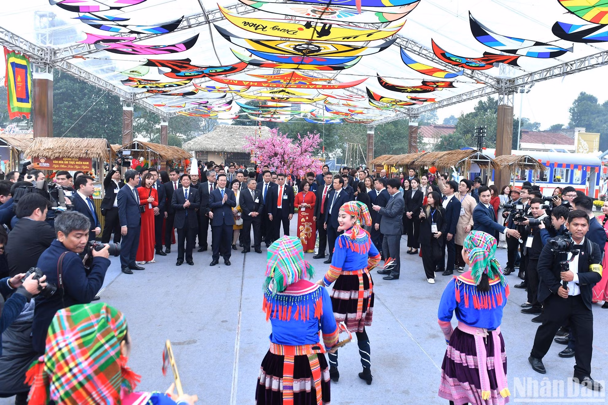 Los dos dirigentes disfrutan de las actuaciones artísticas en el espacio cultural tradicional del Tet 2024.