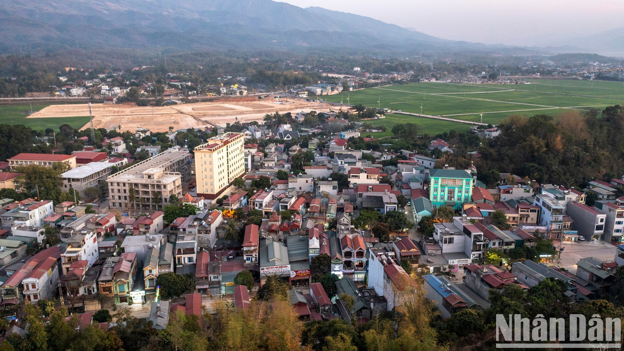 Mirando desde arriba, se puede ver la ciudad de Dien Bien Phu con muchos proyectos en construcción hacia un área urbana más dinámica y desarrollada. Mirando desde arriba, se puede ver la ciudad de Dien Bien Phu con muchos proyectos en construcción hacia un área urbana más dinámica y desarrollada.