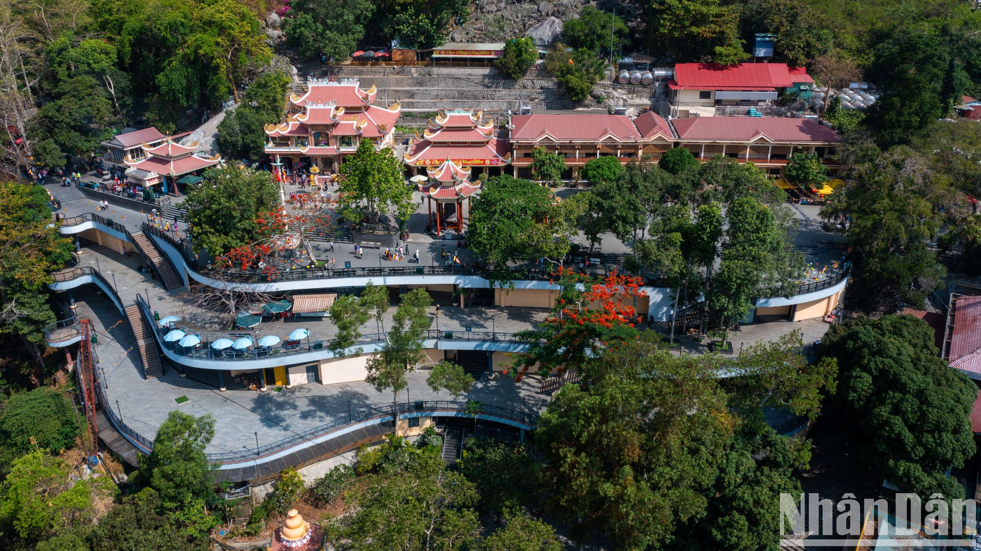 Panorama de la pagoda sagrada y el complejo del santuario en la montaña Ba Den.