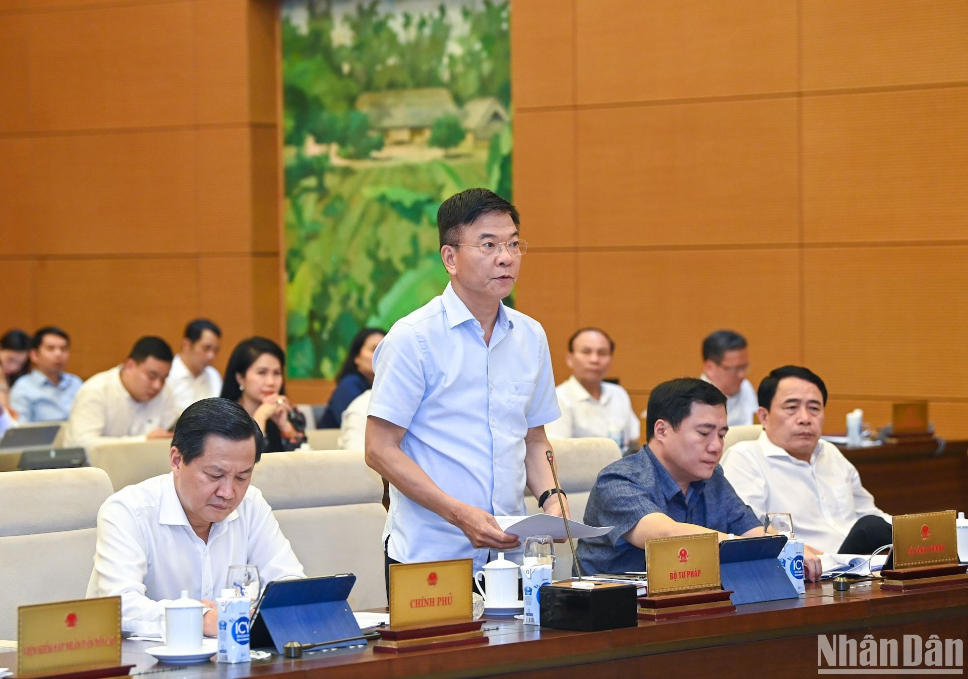 El ministro de Justicia, Le Thanh Long, presenta un informe sobre el Programa de Construcción de Leyes y Ordenanzas de 2025 y el ajuste de la edición de 2024. El ministro de Justicia, Le Thanh Long, presenta un informe sobre el Programa de Construcción de Leyes y Ordenanzas de 2025 y el ajuste de la edición de 2024.