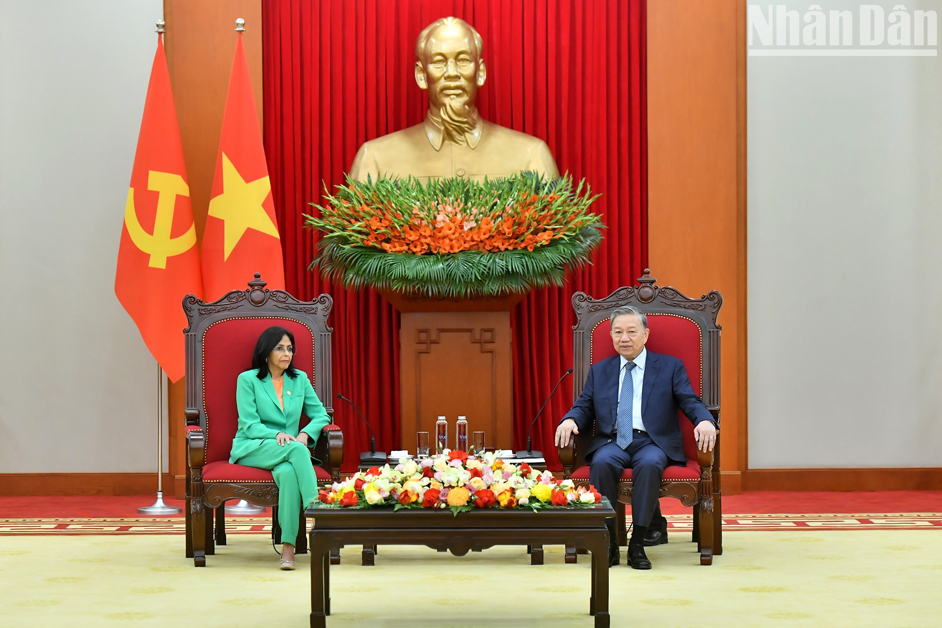 El secretario general del PCV, To Lam, y la vicepresidenta ejecutiva de Venezuela, Delcy Rodríguez Gómez.