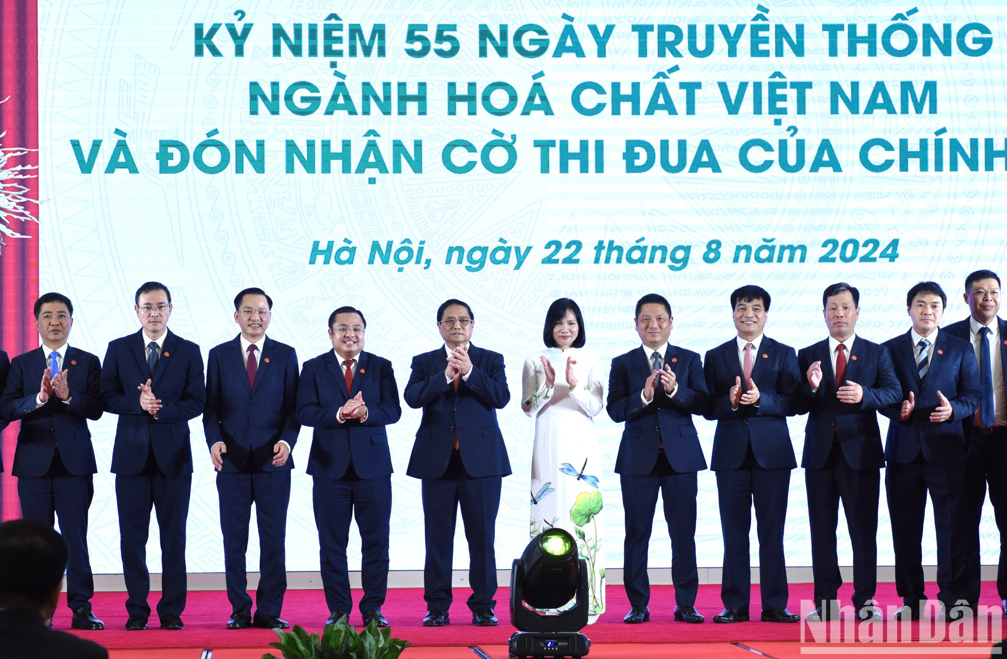 Minh Chinh y líderes del Grupo Nacional de Químicas.