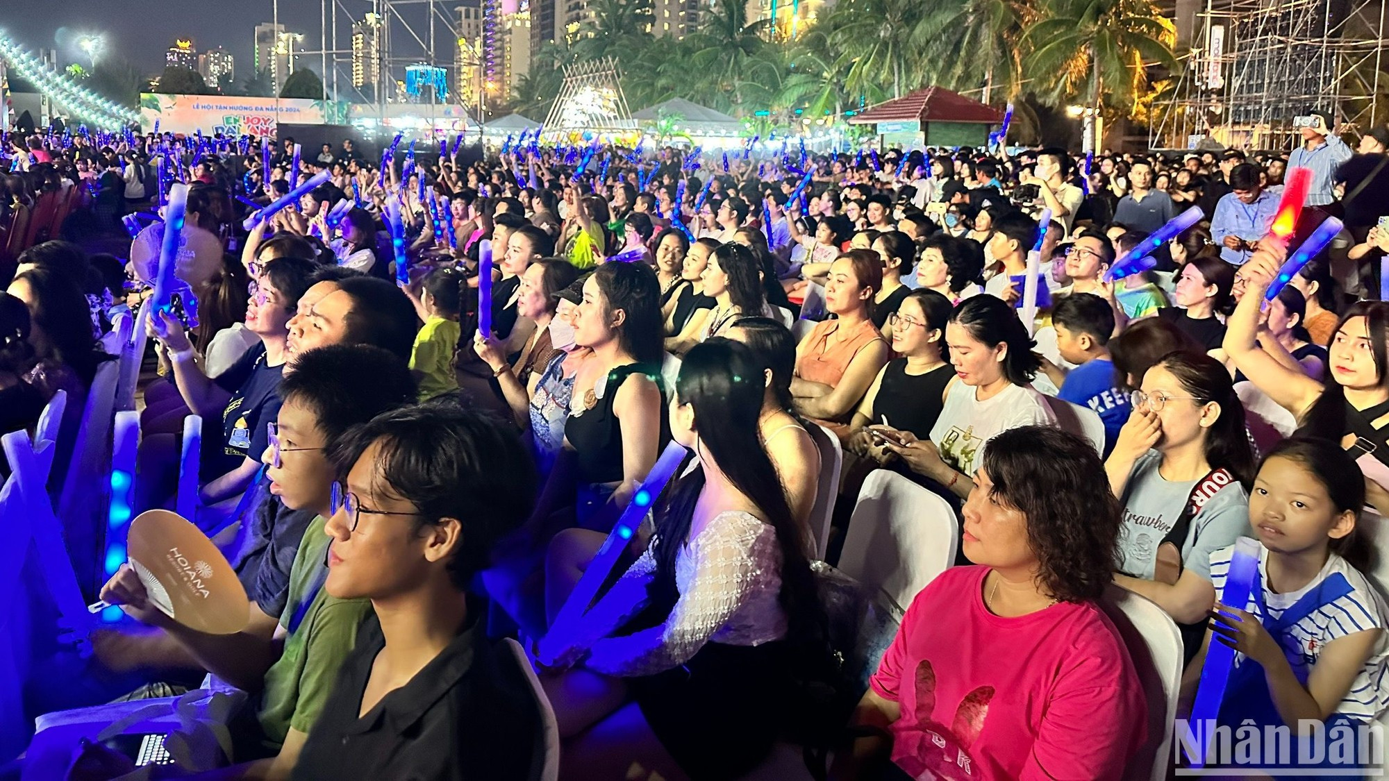 Decenas de miles de habitantes locales y turistas en el evento. Decenas de miles de habitantes locales y turistas en el evento.