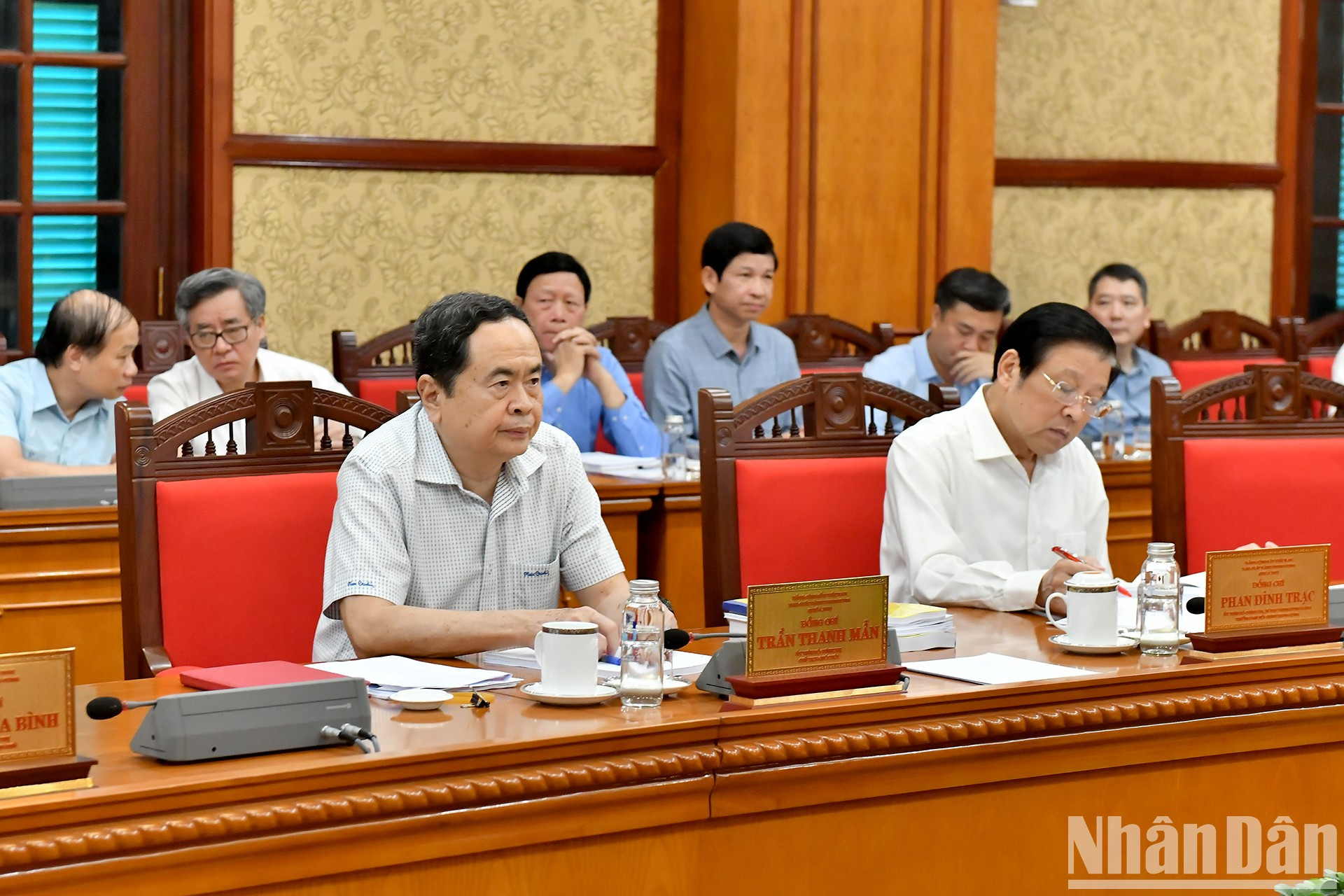 El presidente de la Asamblea Nacional, Tran Thanh Man, y los delegados.