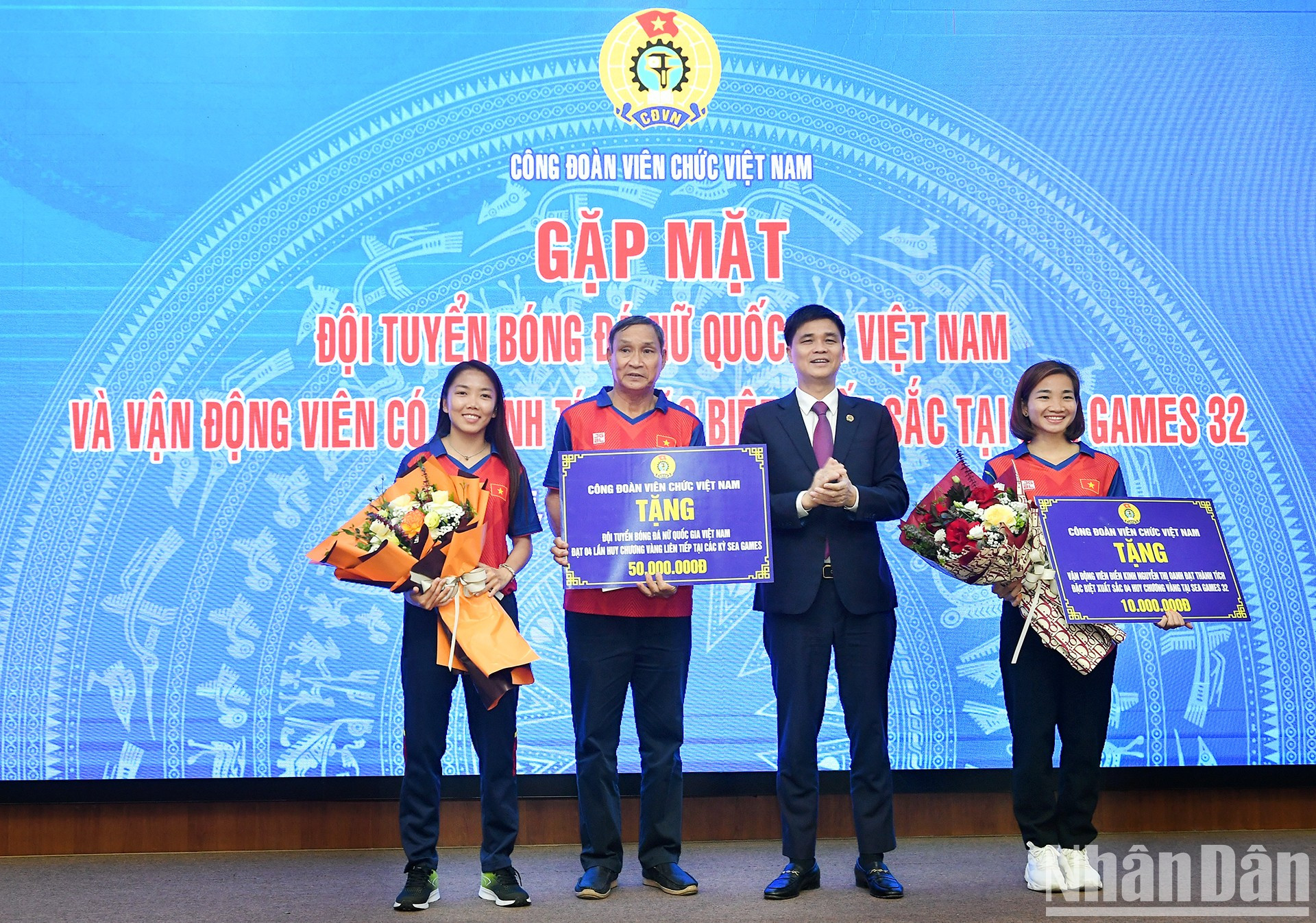 El Comité Permanente del Sindicato de empleados de Vietnam entregó regalos a la selección femenina de fútbol y la atleta Nguyen Thi Oanh. El Comité Permanente del Sindicato de empleados de Vietnam entregó regalos a la selección femenina de fútbol y la atleta Nguyen Thi Oanh.